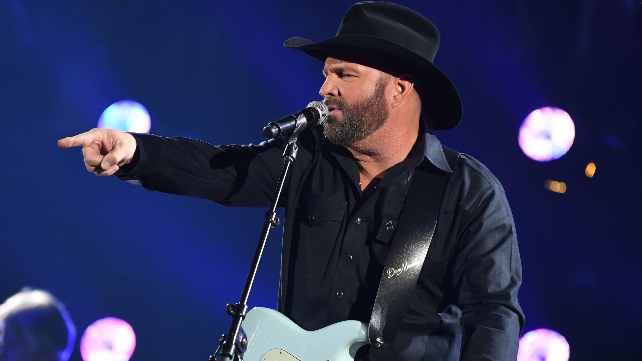 2560x1440 One Night Garth Brooks Concert Event To Debut At Drive Ins Across The Country