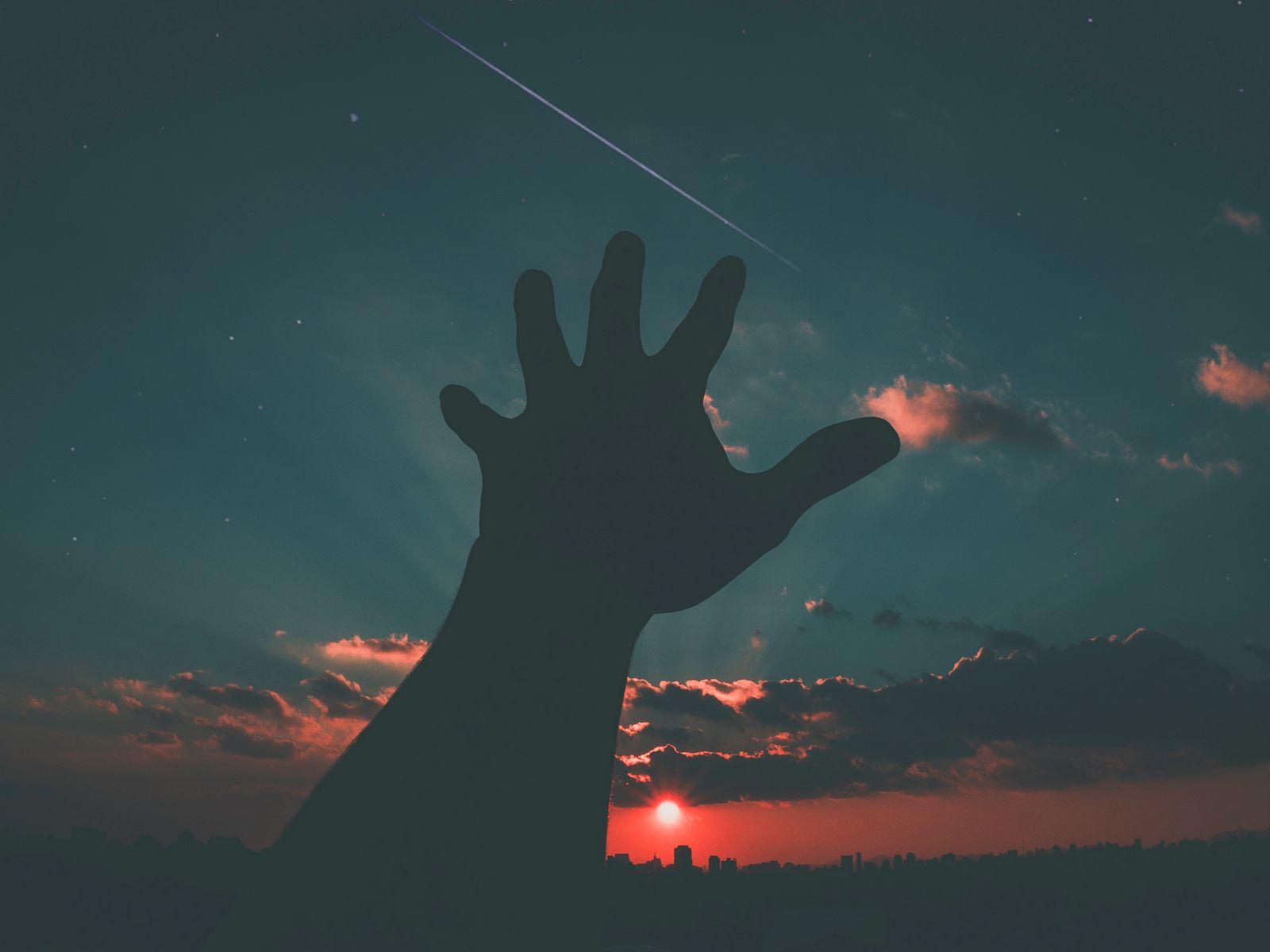 1600x1200 Download wallpaper 1600x1200 starry sky, hand, night, sky, moon standard 4:3 HD background