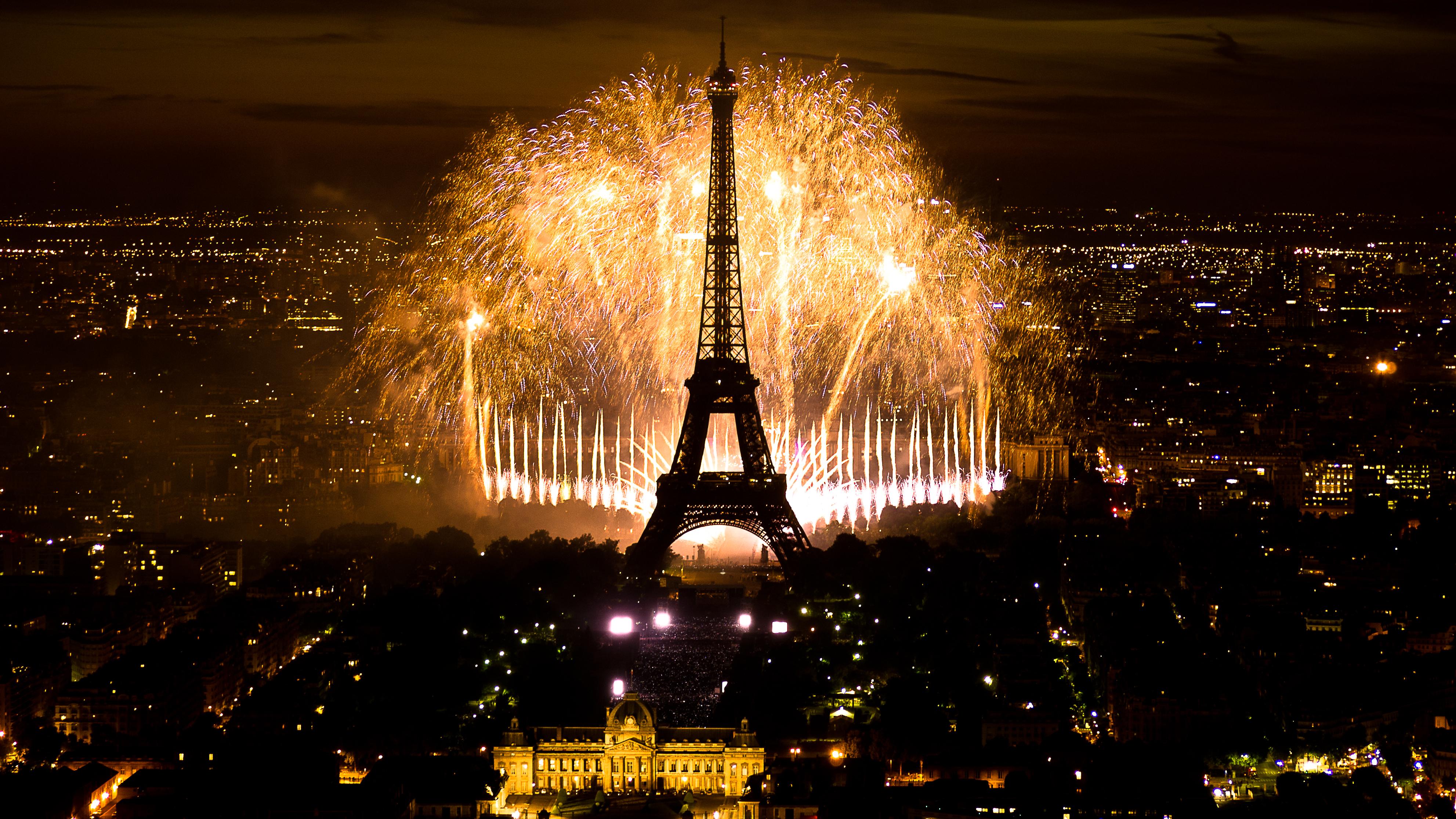 Какой год в париже. Париж Елисейские поля Эйфелева башня. Париж Елисейские поля Эйфелева башня ночью. Париж Эйфелева башня ночью салют. Франция сейчас Эйфелева башня ночью.