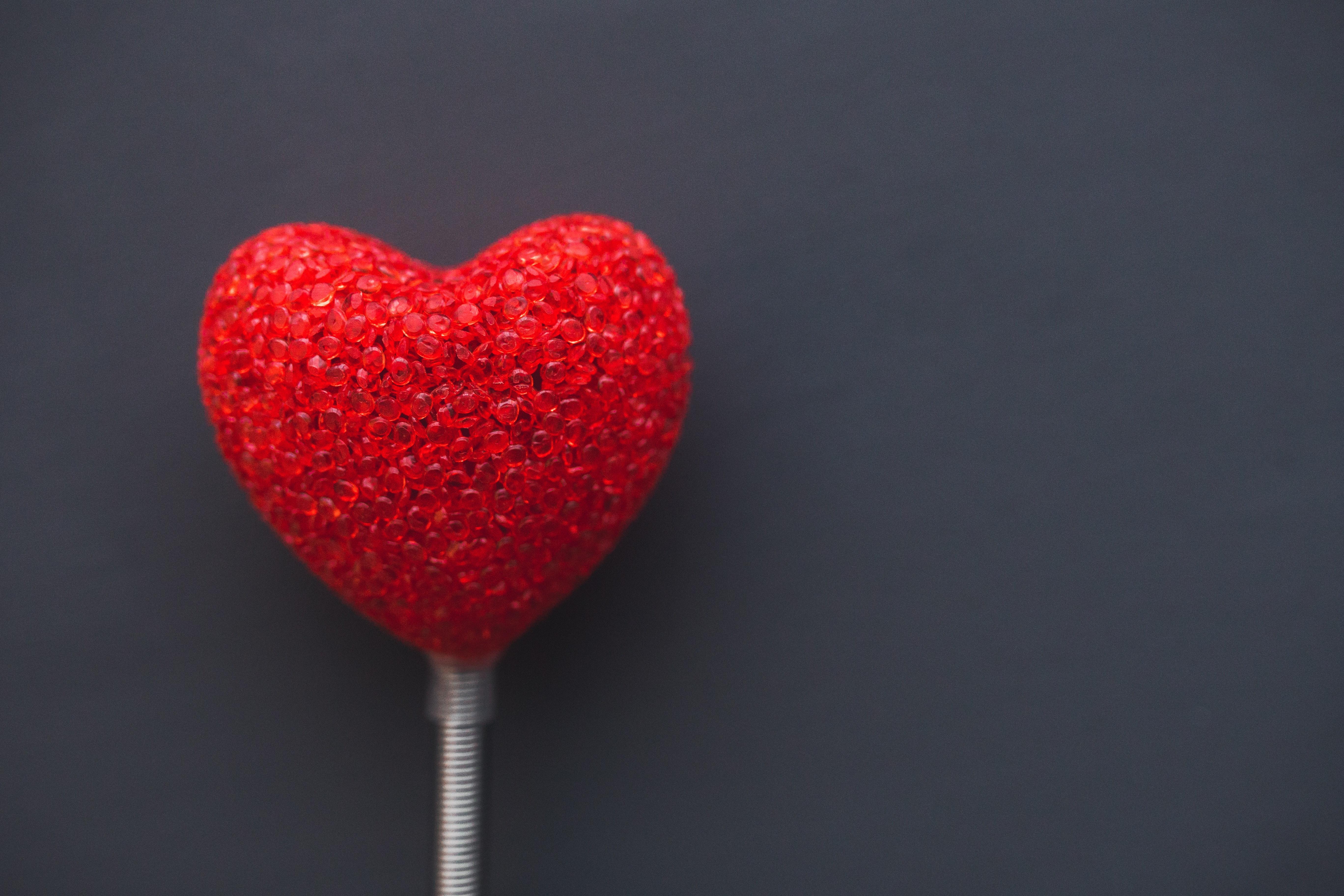 5472x3648 Big red heart on dark background · Free