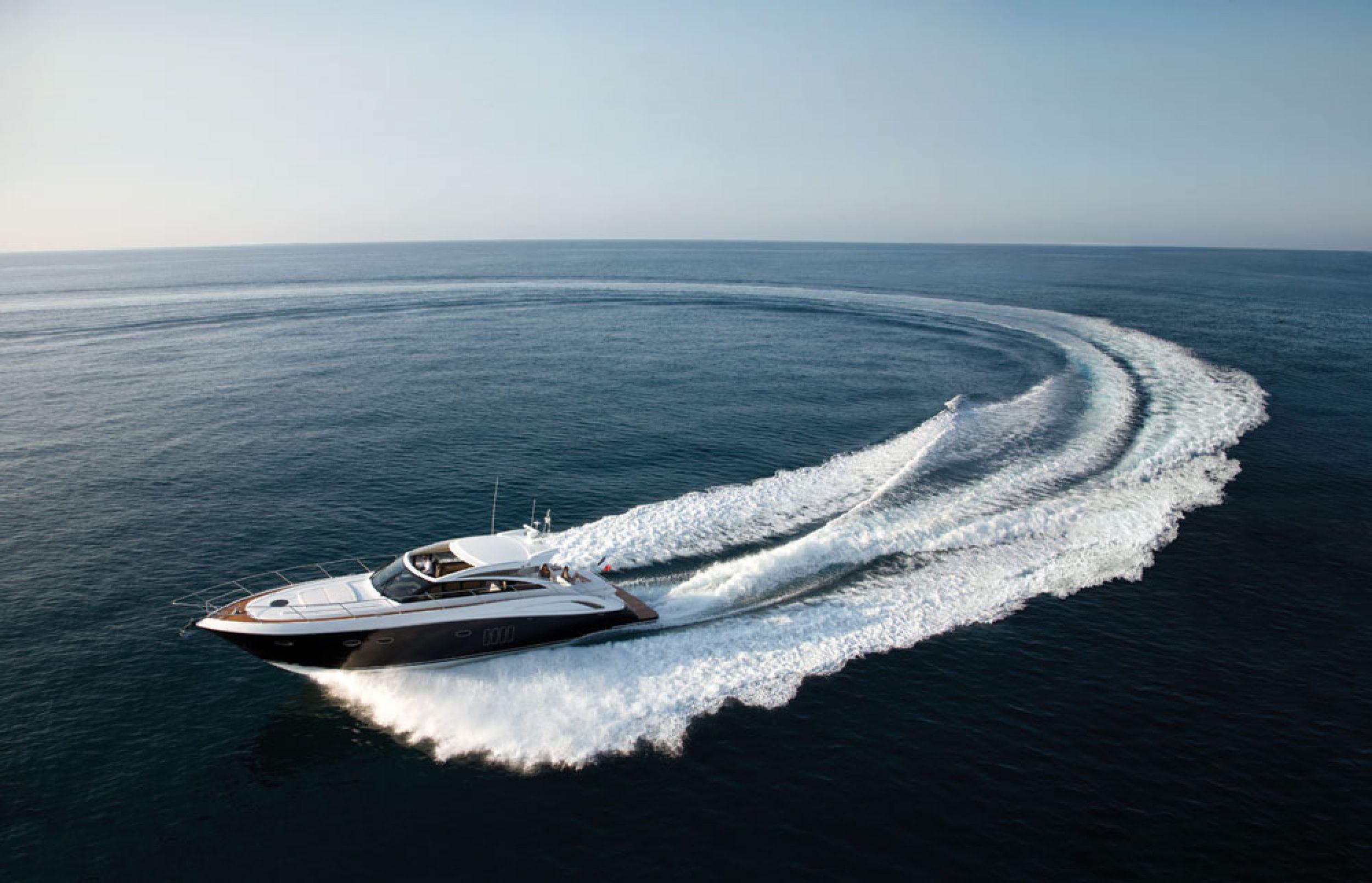 2500x1608 Ultra HD Yacht Wallpaper
