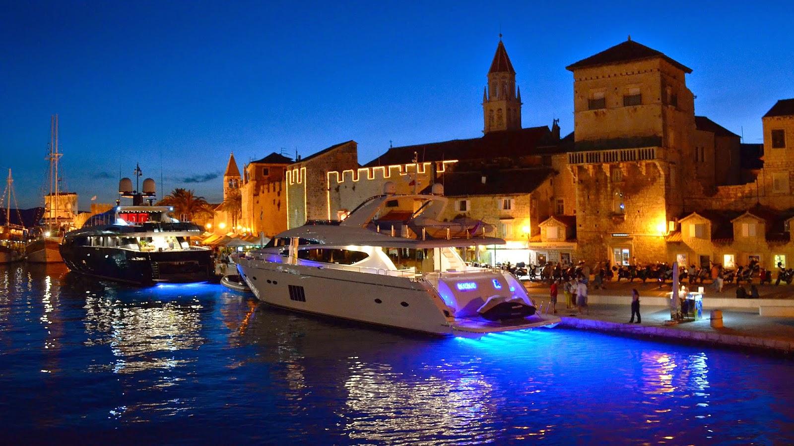 1600x900 Yacht Wallpaper HD