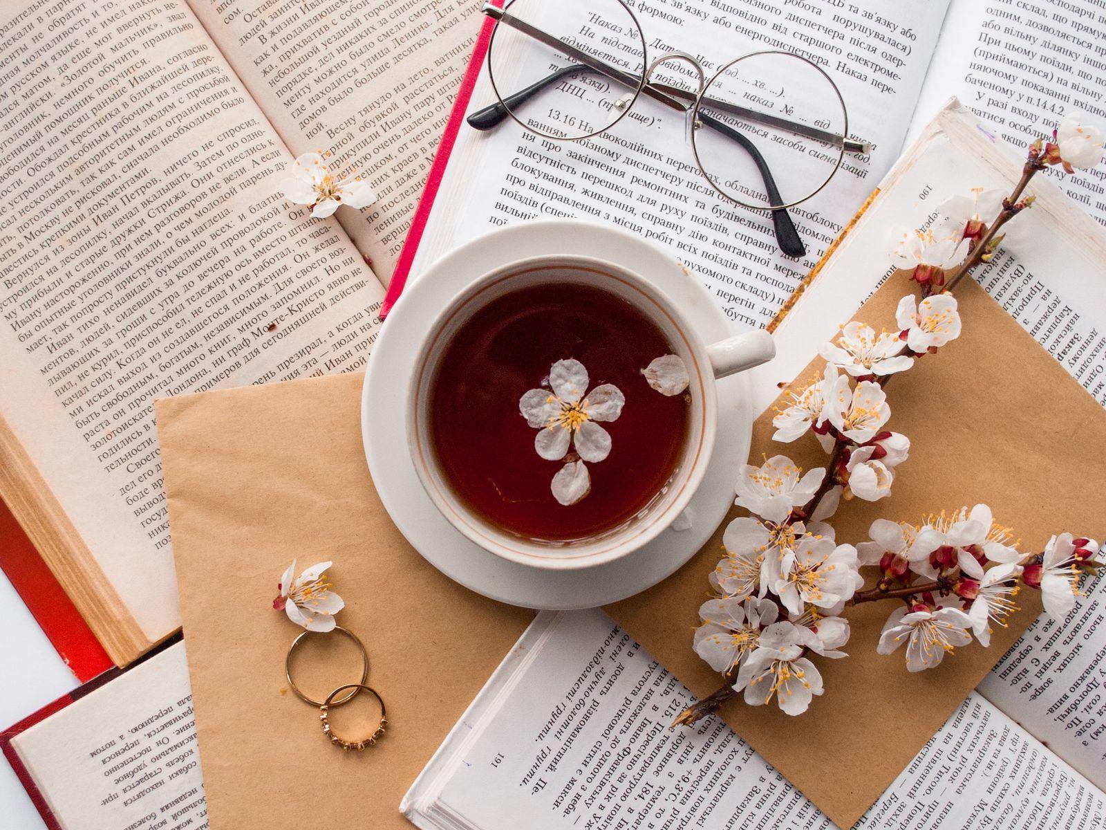 1600x1200 Download wallpaper 1600x1200 books, cup, flowers, glasses, rings standard 4:3 HD background
