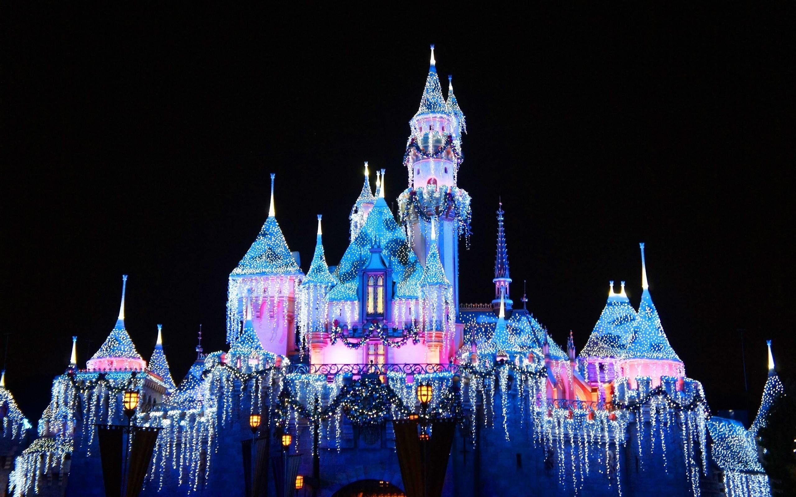 Disneyland Castle - biểu tượng của vương quốc phép thuật, nơi mà ước mơ và trí tưởng tượng trở thành hiện thực. Hình ảnh thành phố huyền thoại này luôn khiến cho chúng ta cảm thấy ngỡ ngàng và thích thú. Hãy cùng đắm mình trong thế giới phép thuật với hình ảnh lâu đài Disneyland của chúng tôi, có thể giúp cho bạn bay đến vùng đất tiên tiến ngay từ chỗ ngồi của mình.