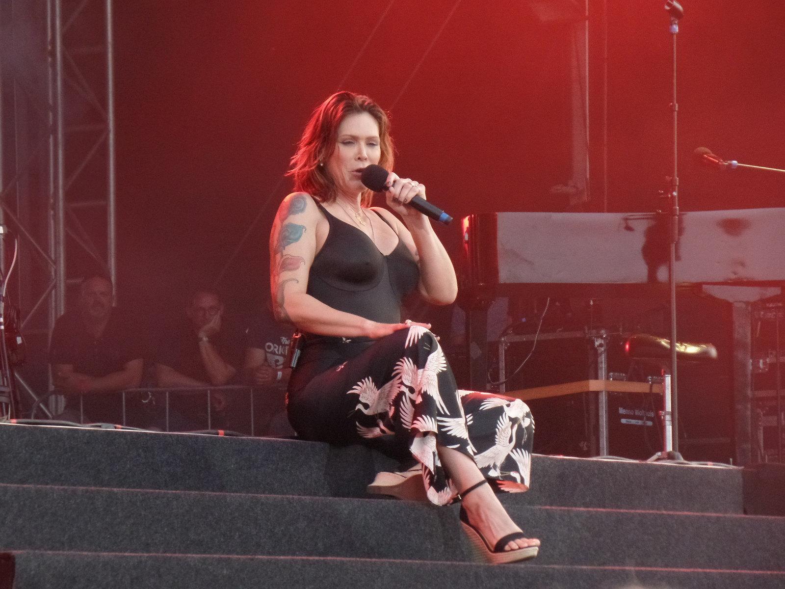 1600x1200 Beth Hart's Feet << wikiFeet