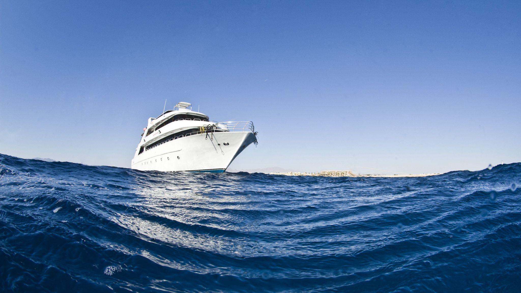 2048x1152 Download wallpaper 2048x1152 sea, ocean, wave, boat, ship ultrawide monitor HD background