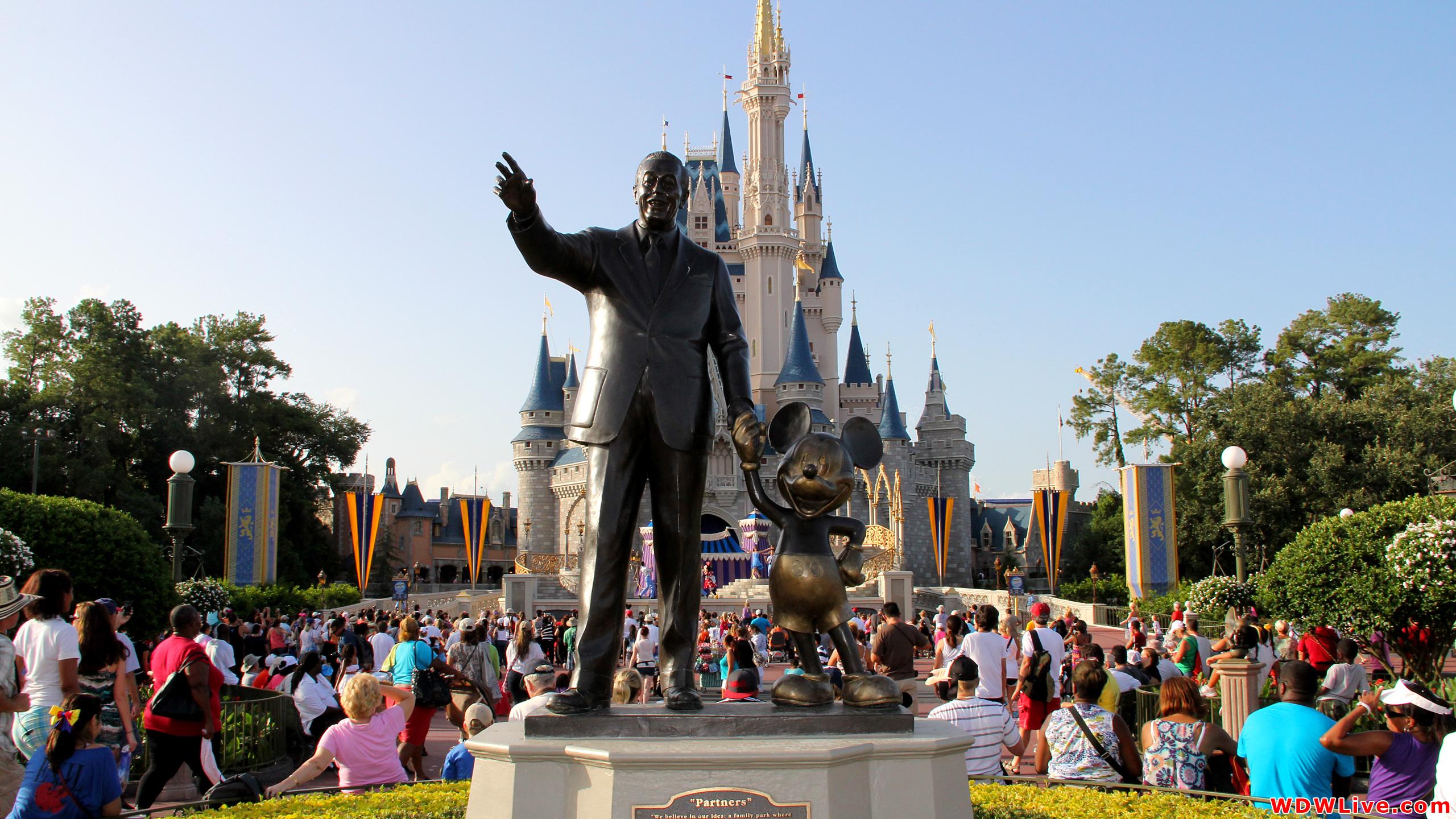 2560x1440 Mickey Mouse Disney Statue wallpaperx1440
