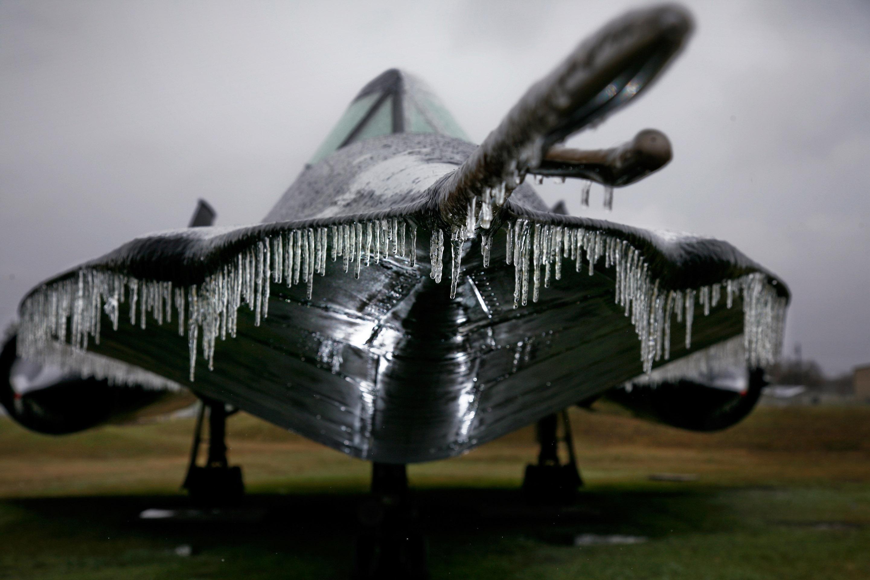 2882x1921 Frozen Blackbird