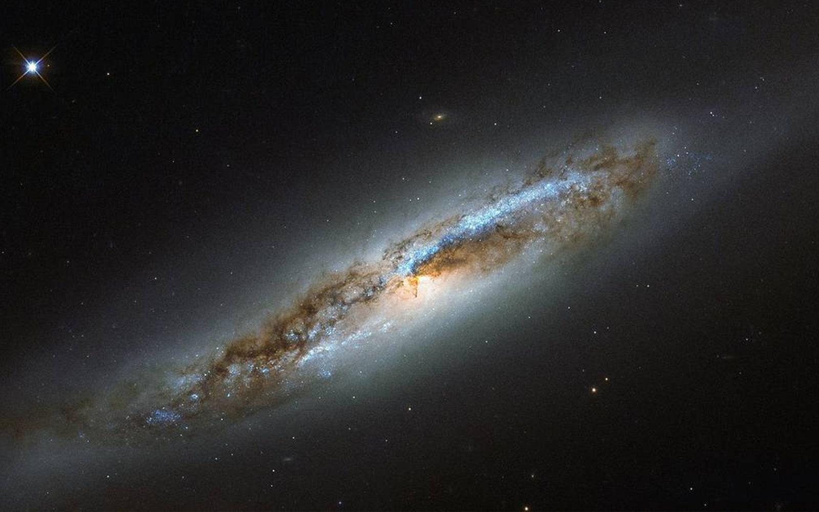 1600x1000 Space Photo of the Week: A Wonky Spiral Galaxy Has an Identity Crisis