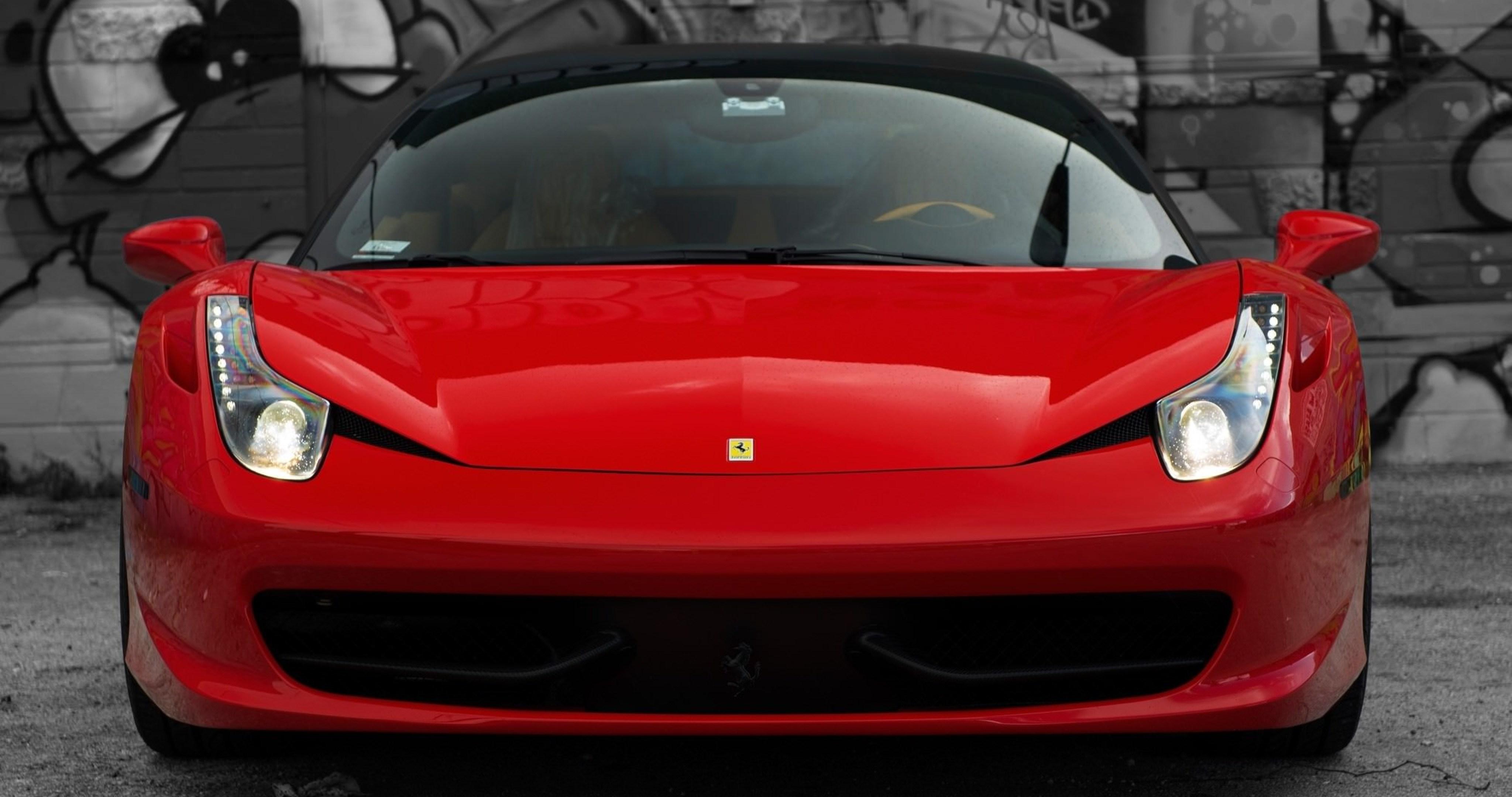 Красная Феррари 458