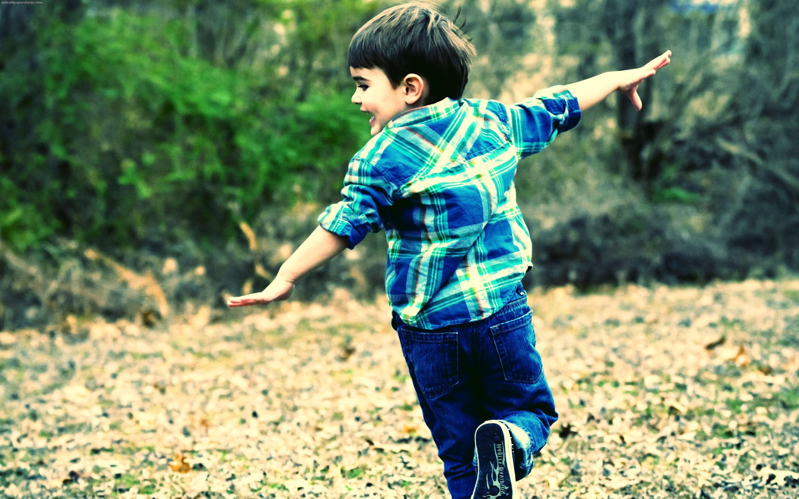 2560x1600 Cute Boy Wallpaper