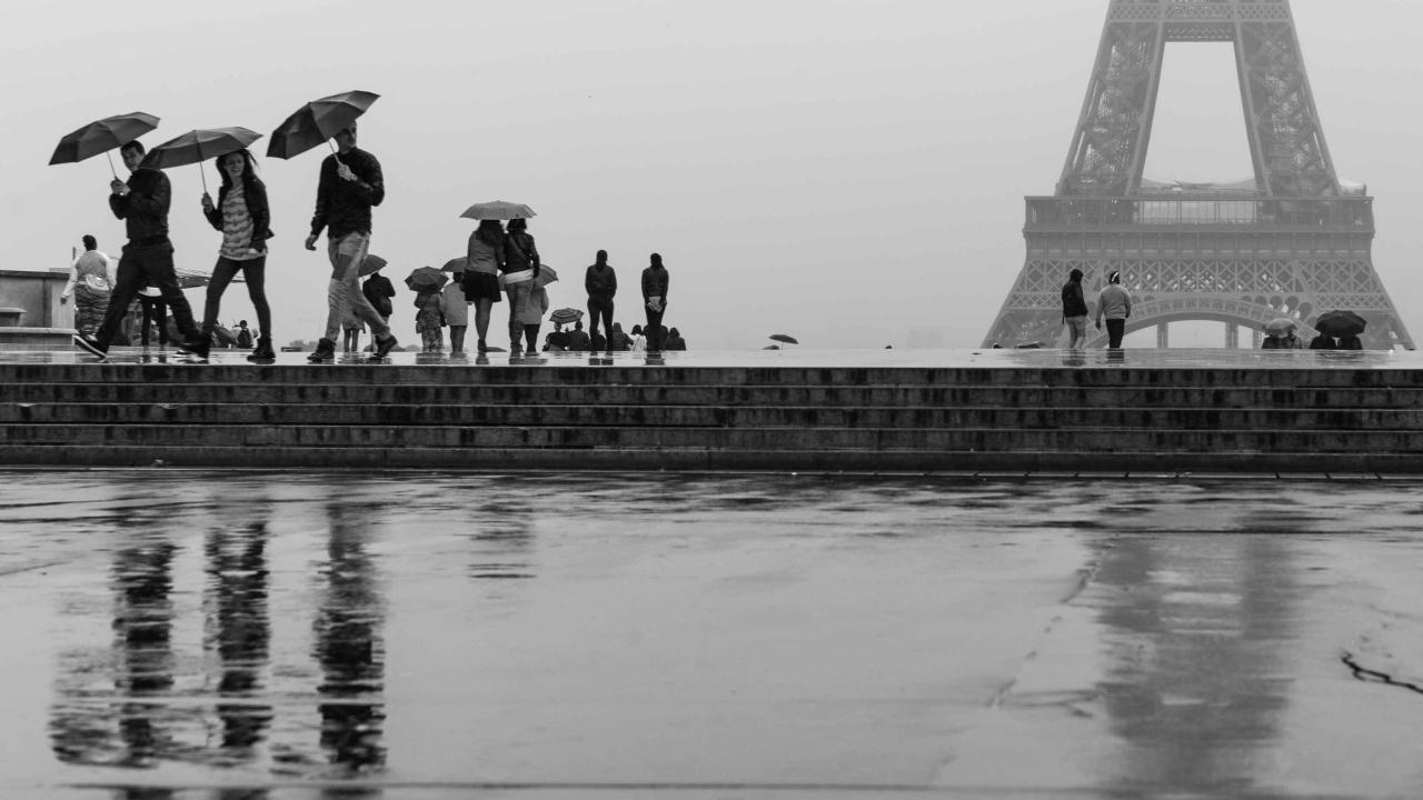 1280x720 Eiffel Tower in the rain, black and white photo Desktop wallpaper 1280x720