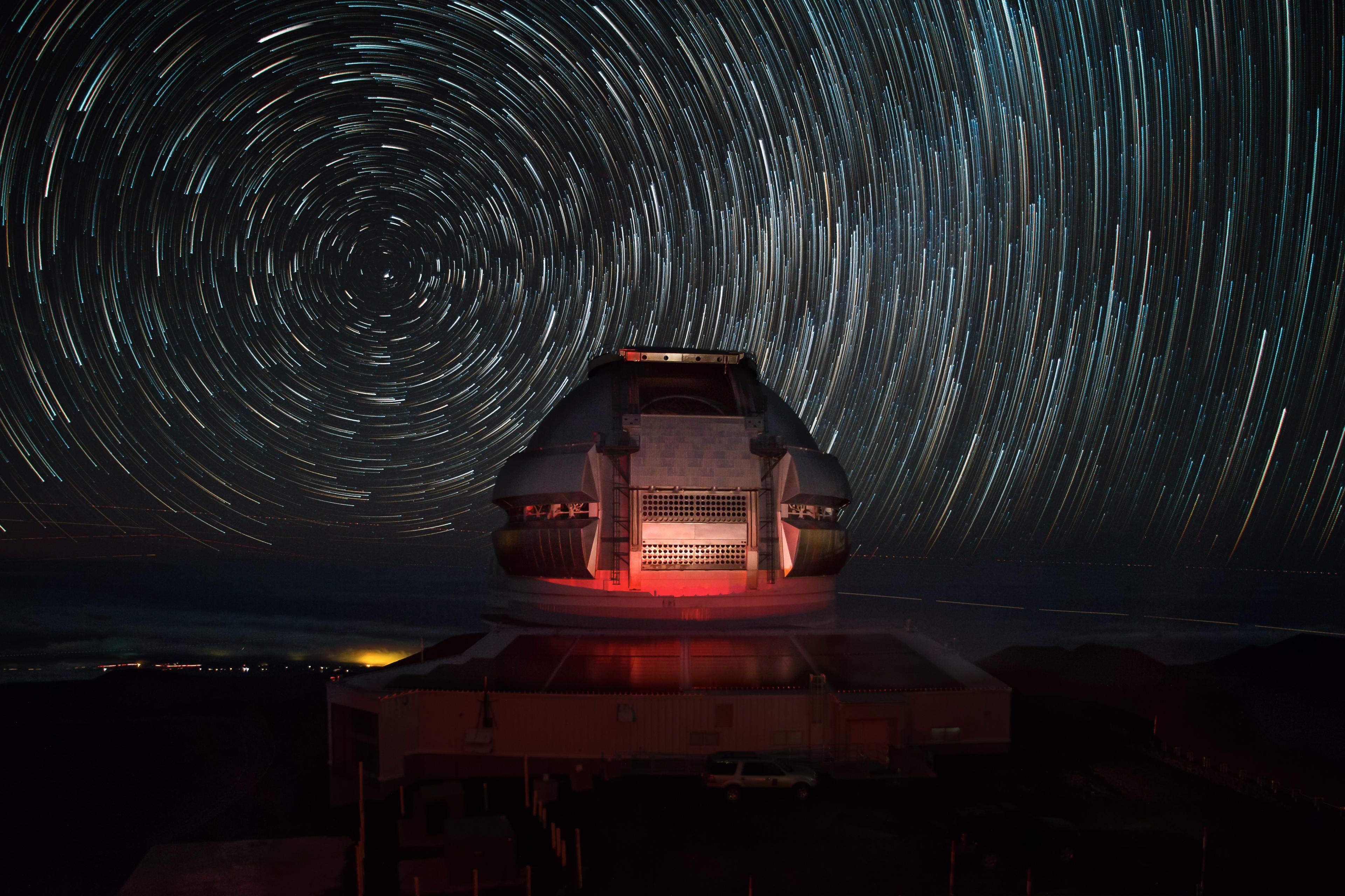 3840x2560 Maunakea Star Trails Over Gemini North's Photo Voltaic Panels