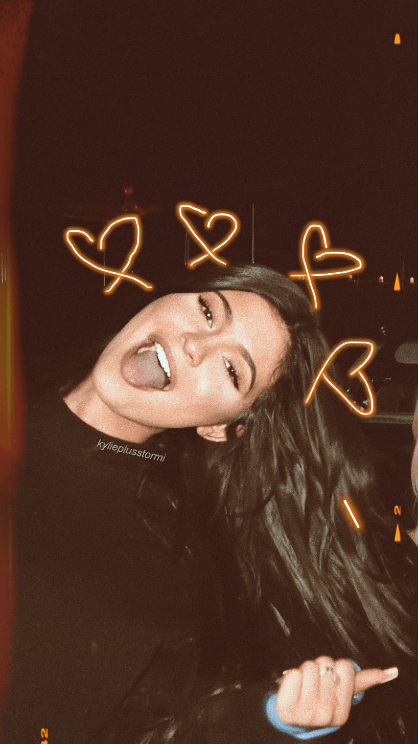 818x1454 Lockscreen Kylie Jenner Aesthetic Wallpaper