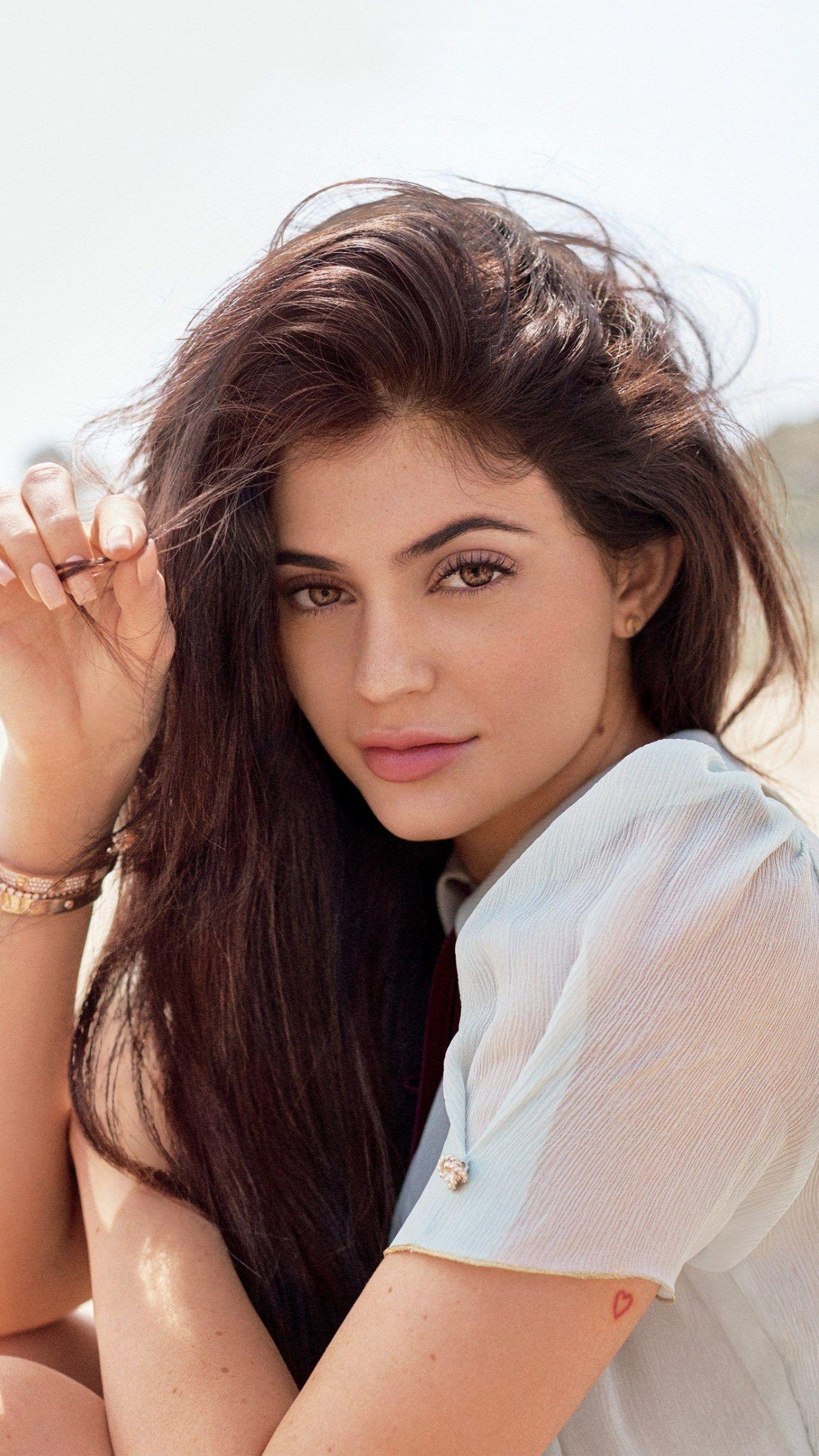 1350x2400 Kylie Jenner 2021 Wallpaper