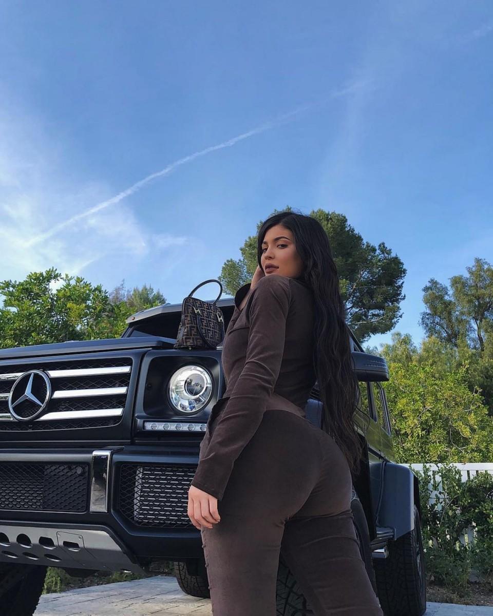 960x1200 Kylie Jenner 2019 Wallpaper