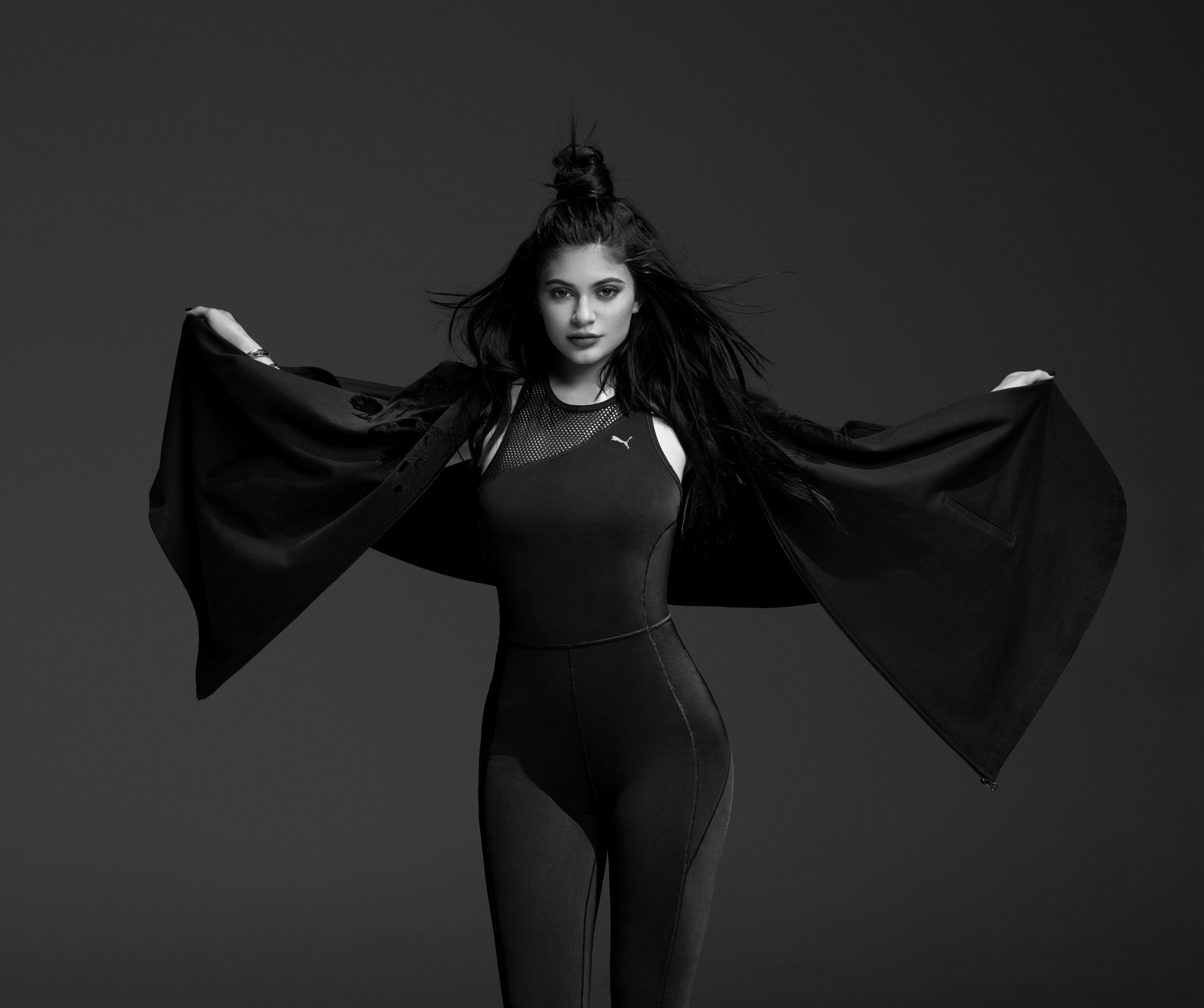 6208x5200 Kylie Jenner Black And White Wallpaper