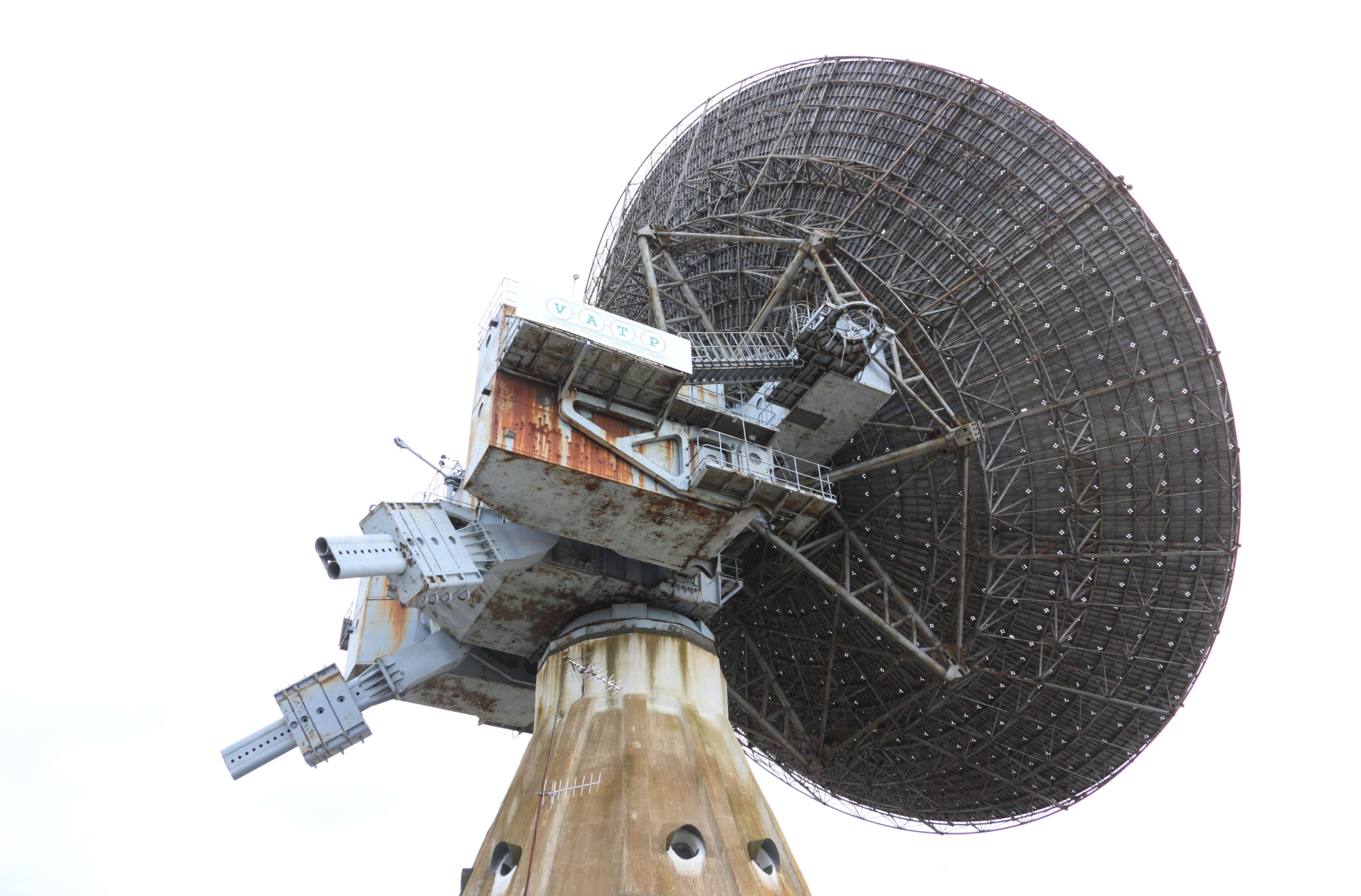 3840x2528 low angle shot, machine, perspective, receiver, satellite, satellite dish 4k wallpaper