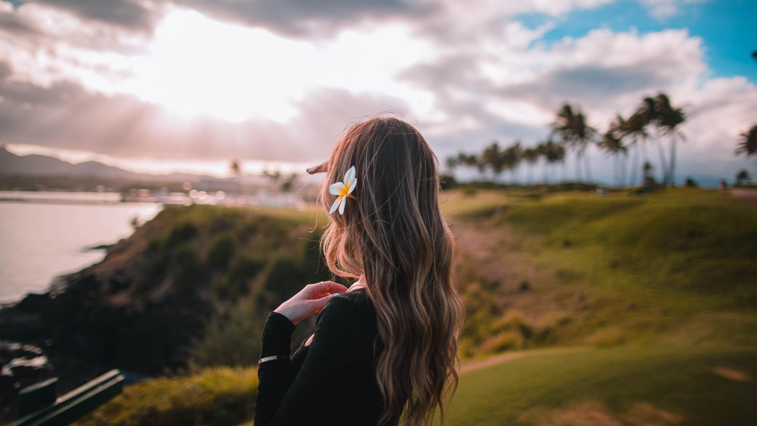 2560x1440 Download wallpaper: Beautiful girl in the hawaiian landscape 2560x1440
