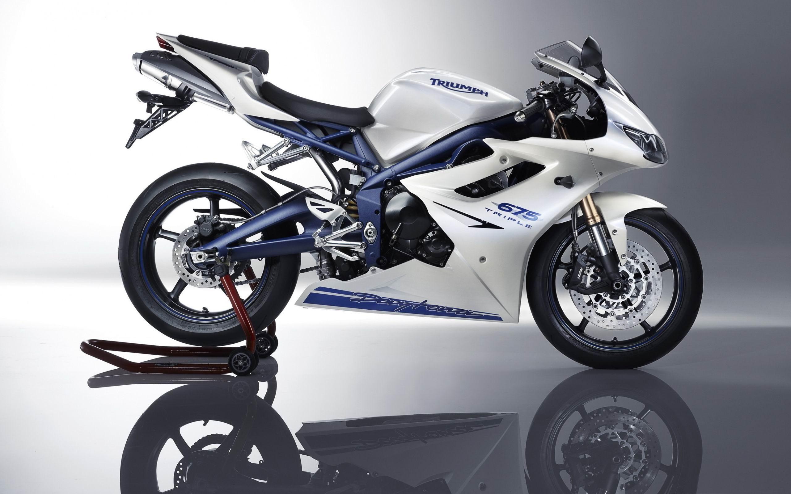 2560x1600 Triumph Daytona 675 HD Desktop Wallpaper