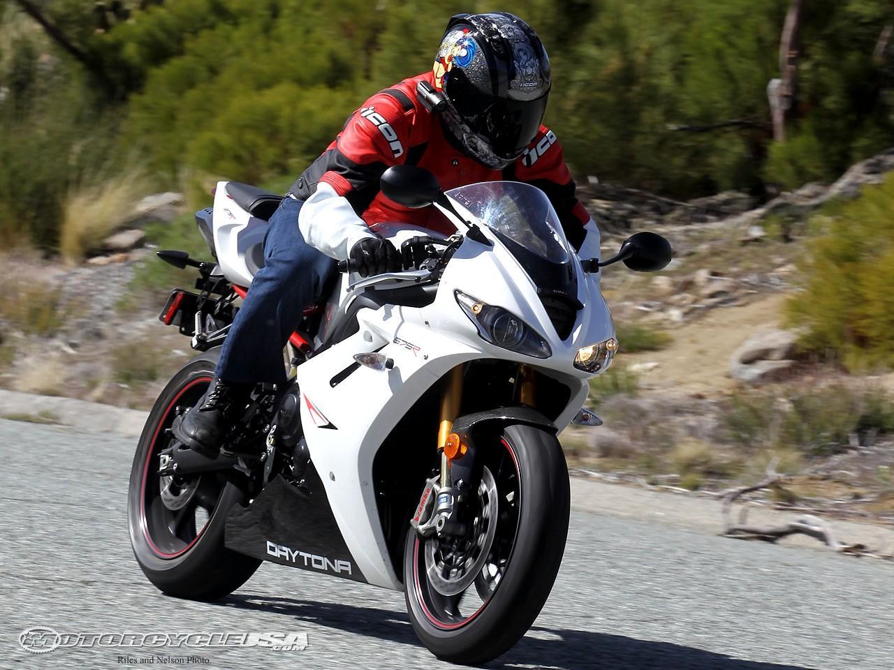 1280x960 Triumph Daytona 675 Wallpaper HD Download