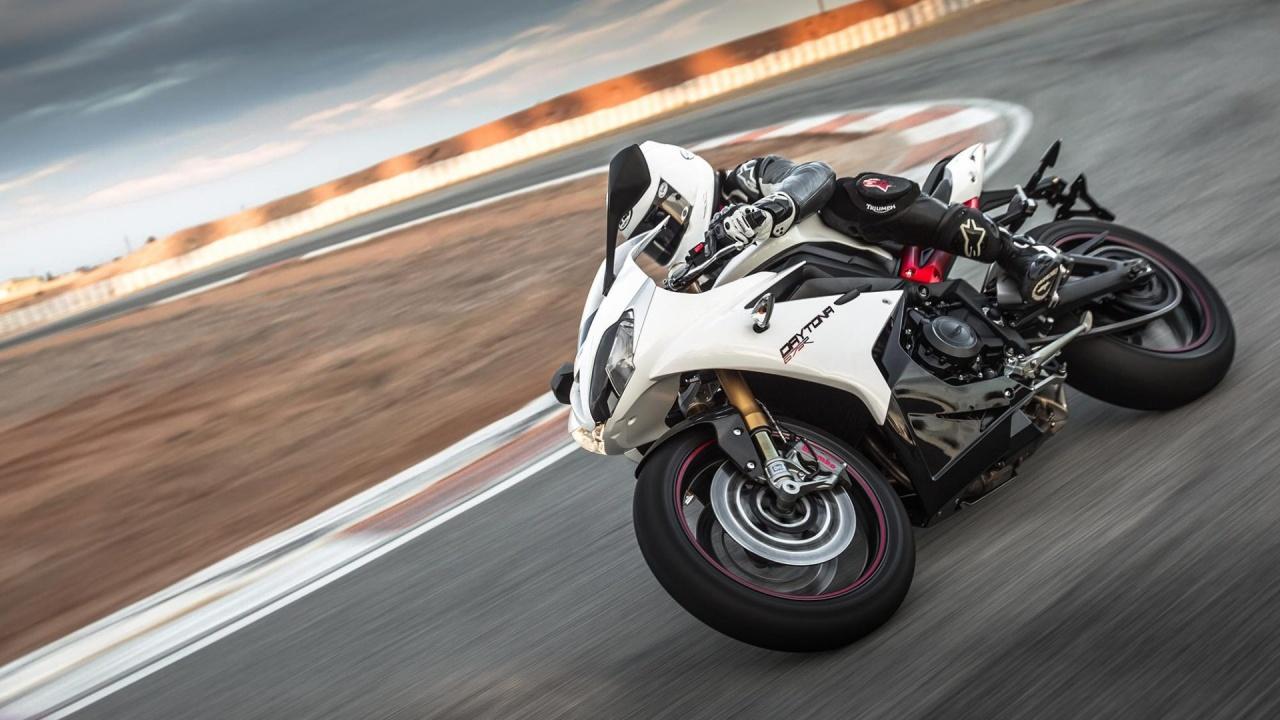 1280x720 Triumph Daytona 675 R Speed Triple R Wallpaper