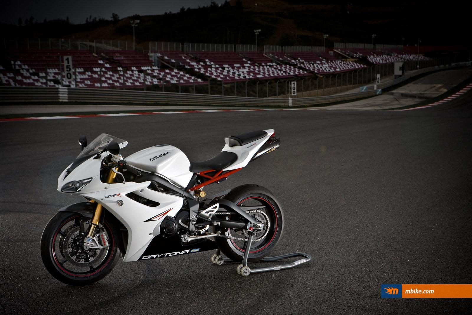 1600x1067 Triumph Daytona Wallpaper