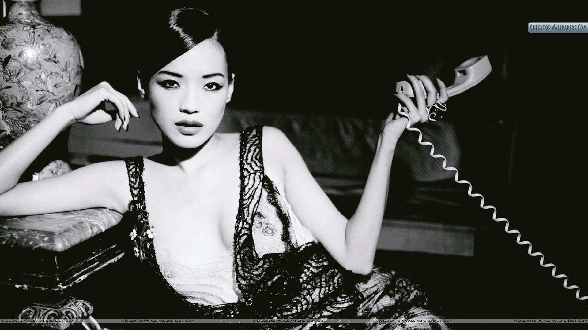 1920x1080 Qi Shu Black & White Phone In Hand Wallpaper