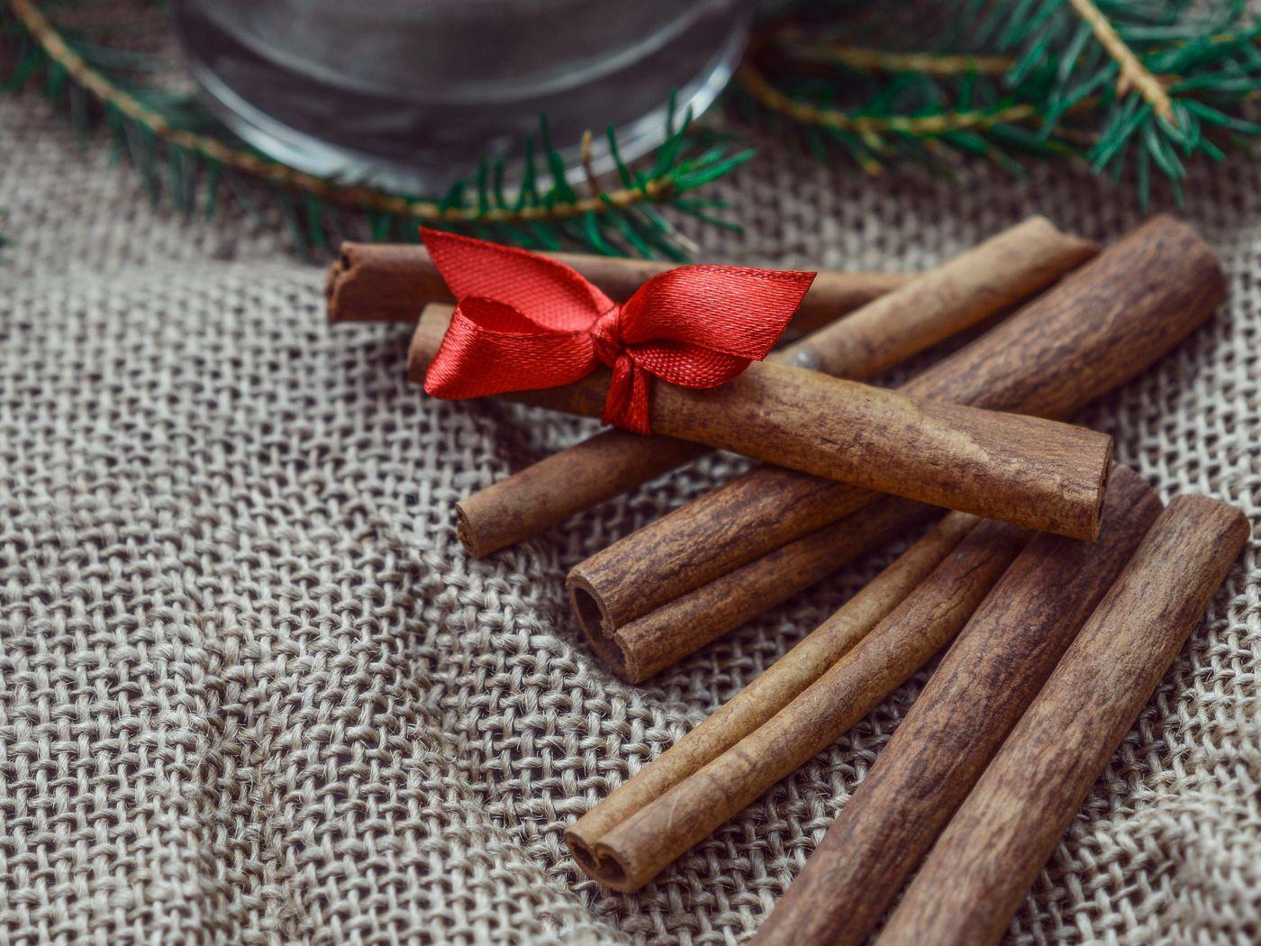1400x1050 Download wallpaper 1400x1050 cinnamon, chopsticks, christmas, new year, candle standard 4:3 HD background