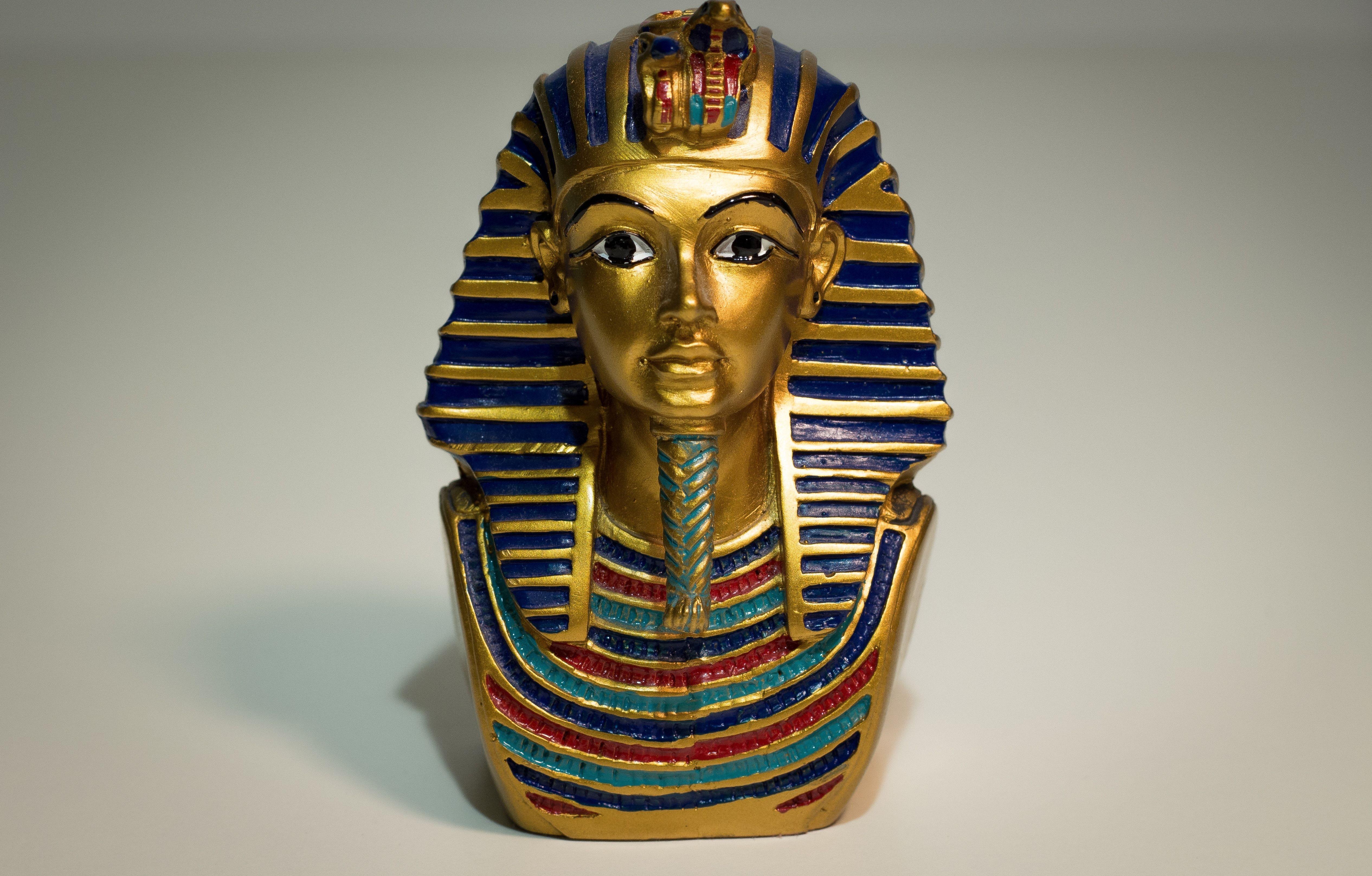 5062x3233 pharaoh figurine free image