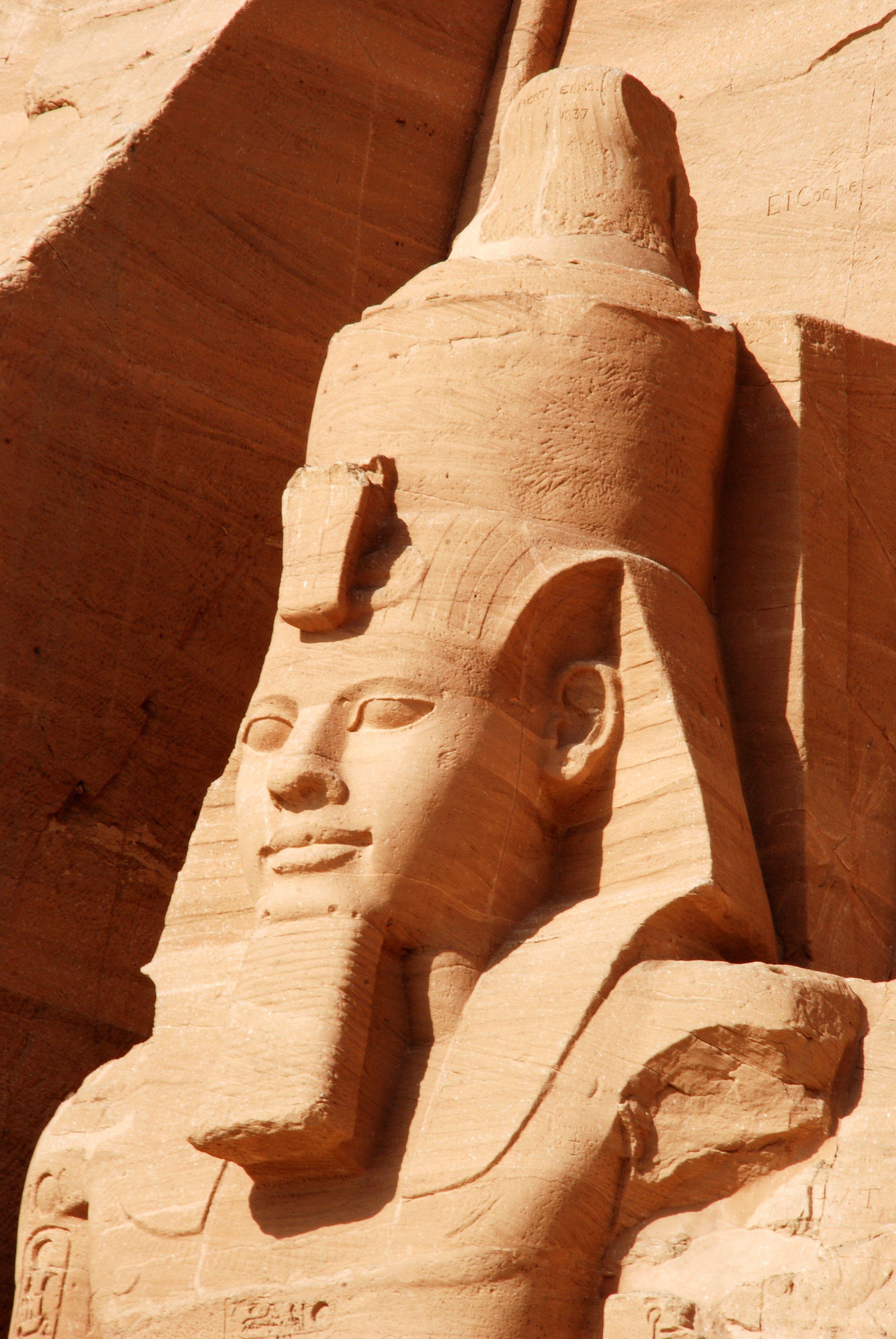2592x3872 pharaoh statue free image