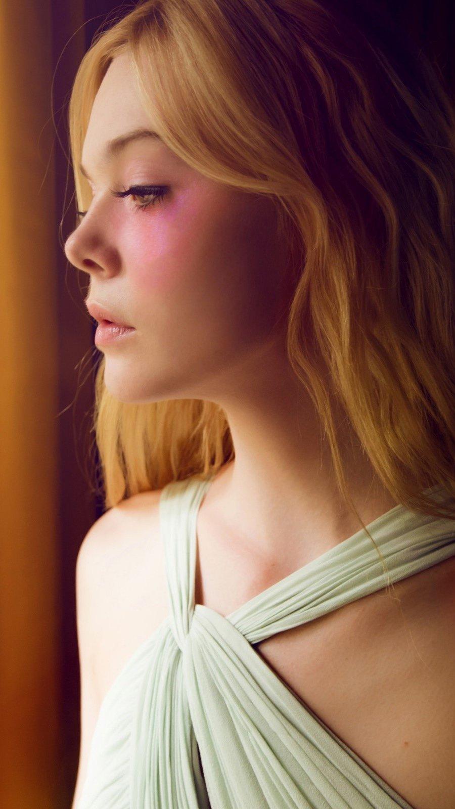 900x1600 Elle Fanning in The Neon Demon Wallpaper 2k Quad HD