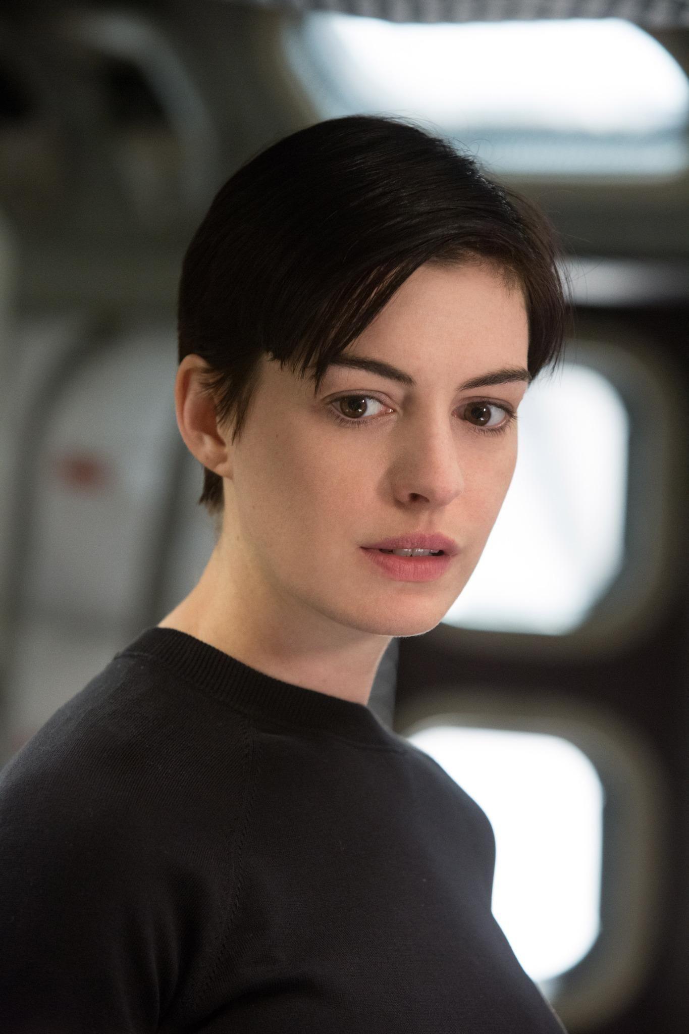 1365x2048 Big MV5BMTU3Nzk2MjYwMF5BMl5BanBnXkFtZTgwNjEyODgxMzE%2540._V1 Still Of Ann. Anne Hathaway Haircut, Anne Hathaway, Anne Hathaway Interstellar