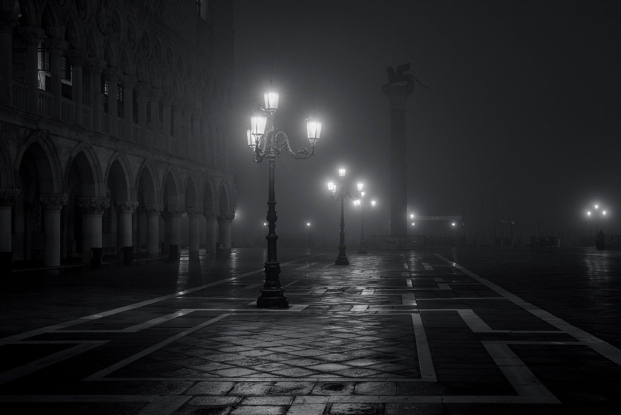 2000x1336 Venice Italy Piazza San Marco city night fog lights black and white mood wallpaperx1336