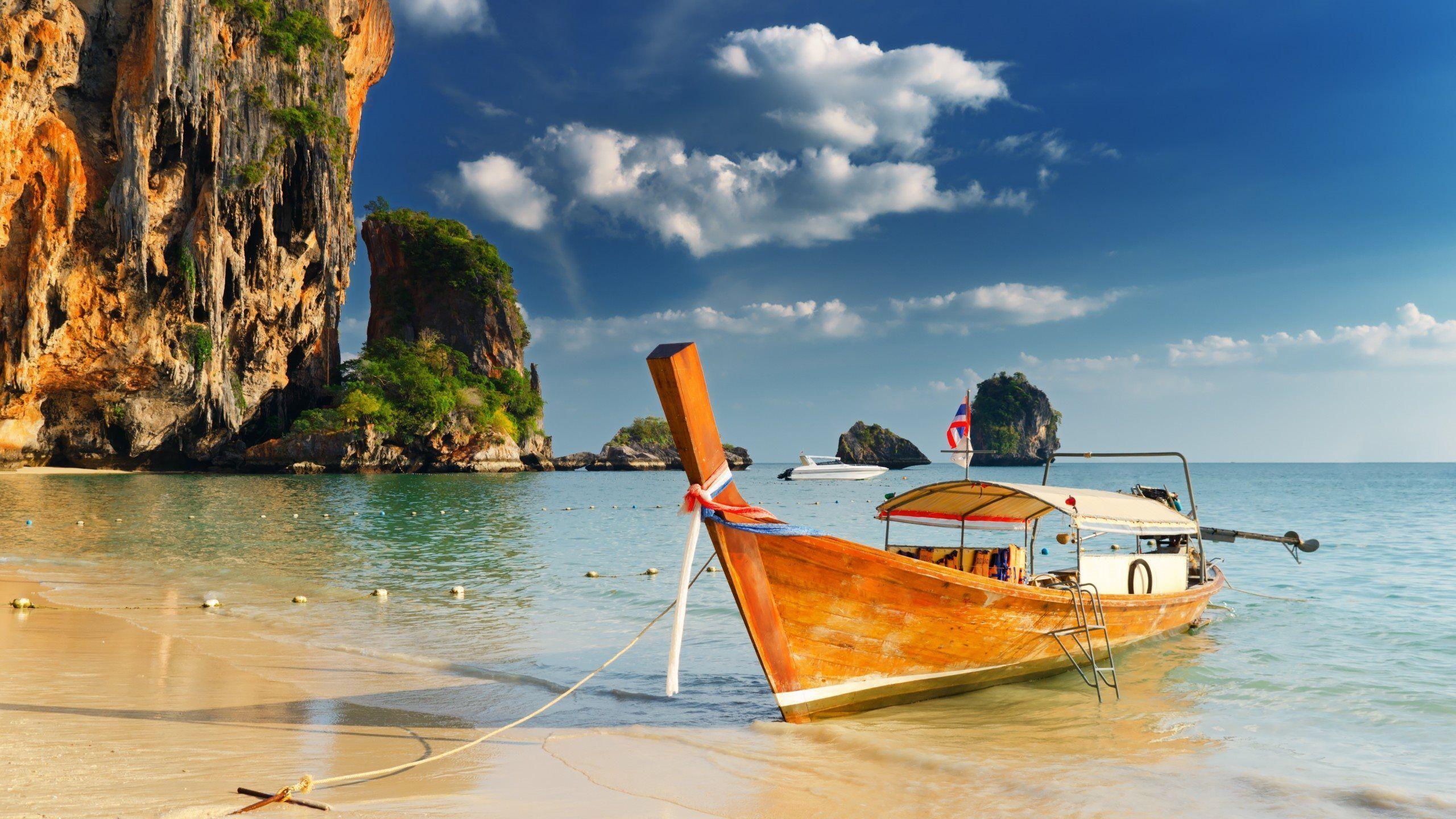 2560x1440 Boats Wallpaper