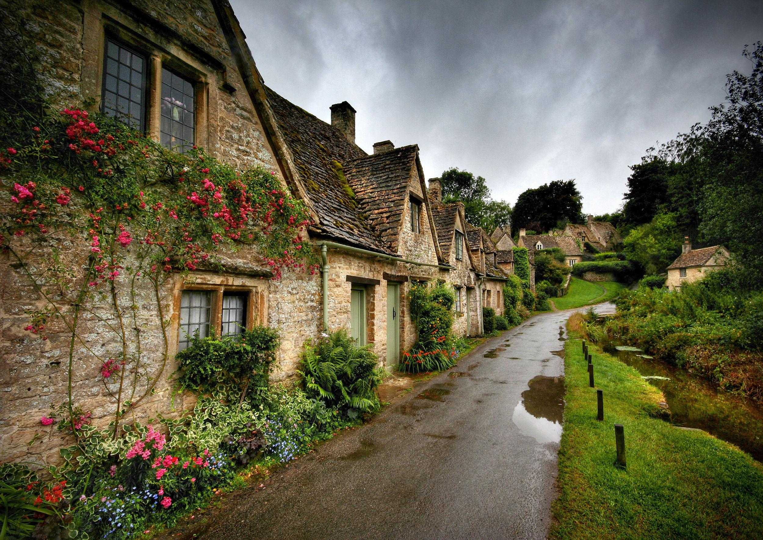2500x1768 English Village HD Wallpaper
