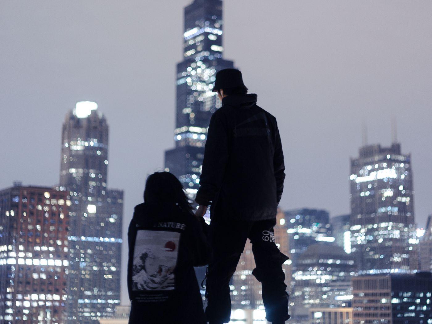 1400x1050 Download wallpaper 1400x1050 couple, roof, love, night city, skyscrapers, overview standard 4:3 HD background