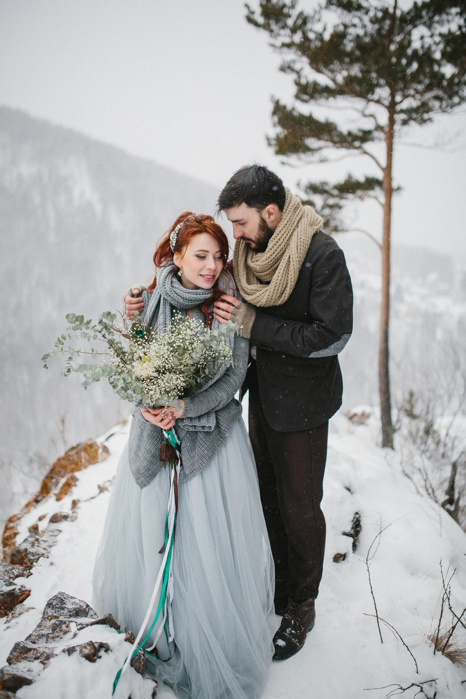 1600x2400 Wallpaper grooms Bride Bouquets Two Hug Love Girls Winter Snow