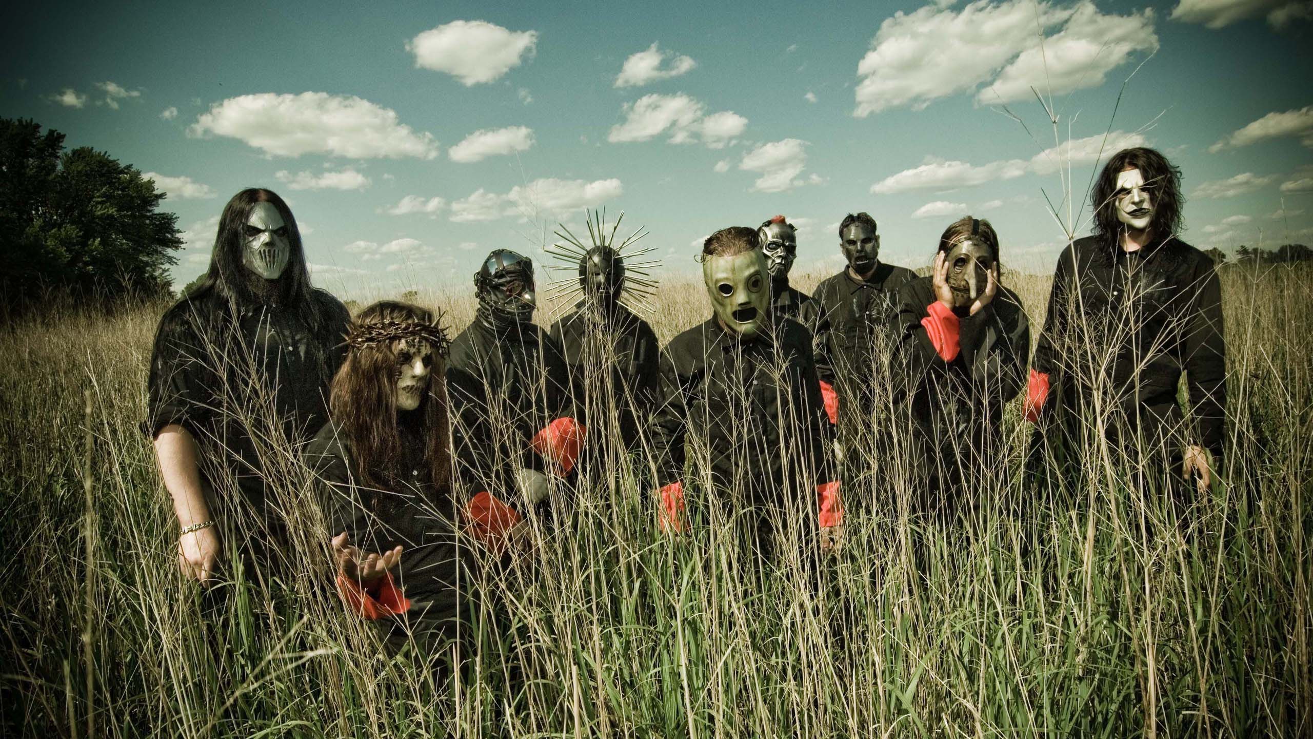 2560x1440 Joey Jordison Chris Fehn Mick Thomson Craig Jones Chris Fehn Sid Wilson Standing On Green Grass Slipknot HD Music Wallpaper