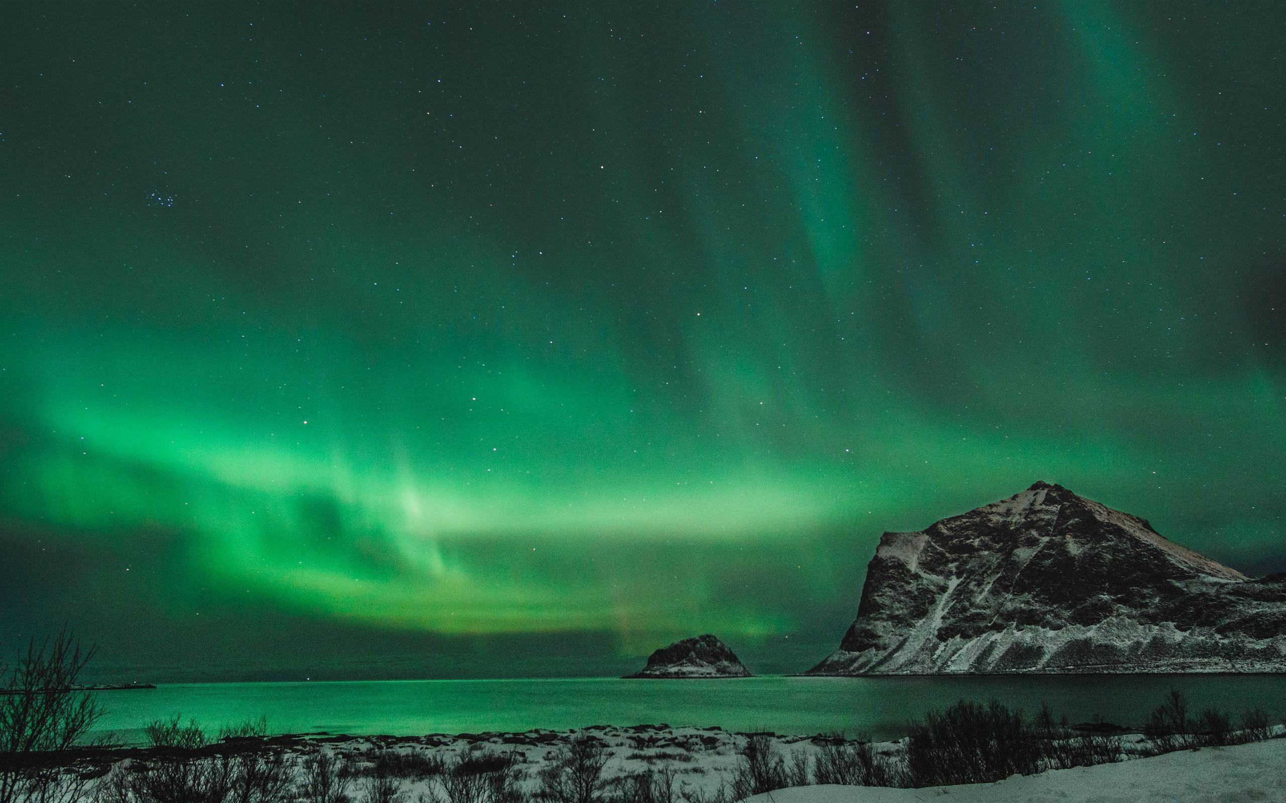 2560x1600 Northern lights in Norway MacBook Air Wallpaper Download