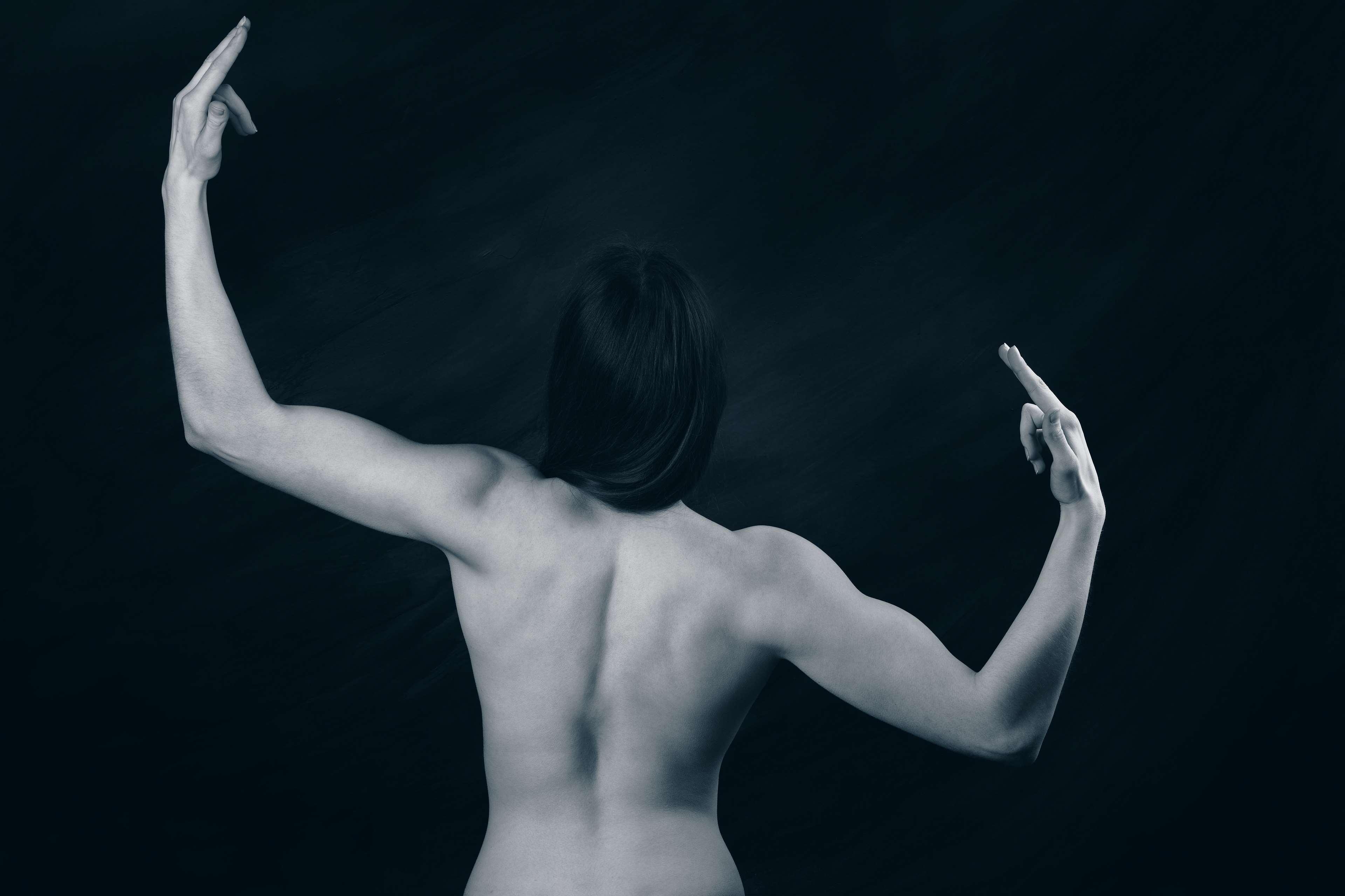 3840x2560 back, body, bodybuilding, fit, fitness, girl, model, muscle, shooting, strong 4k wallpaper