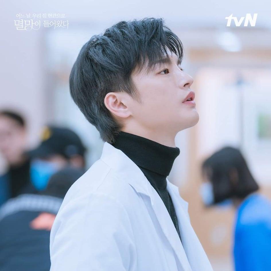 945x945 Seo In Guk & Park Bo Young New Drama Stills Are Up, And It Definitely Piques Interest For Doom At Your Service