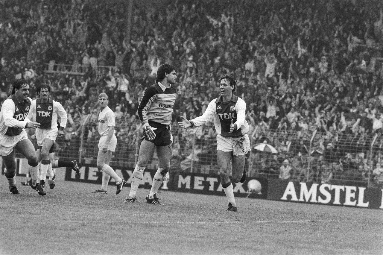 1280x852 Marco Van Basten, one of the best strikers in football history