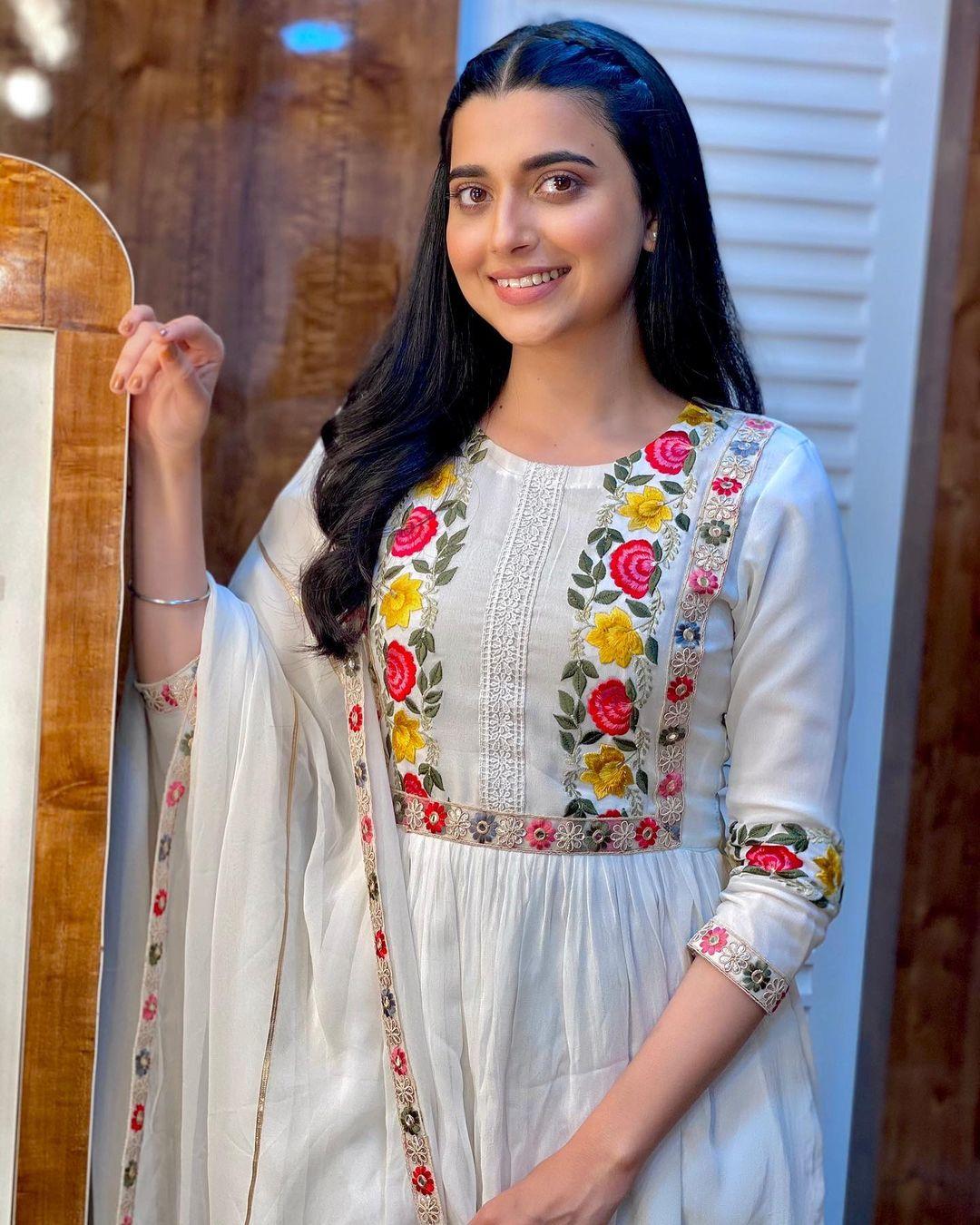 1080x1350 Nimrat Khaira HD Wallpaper & Photo Free Download