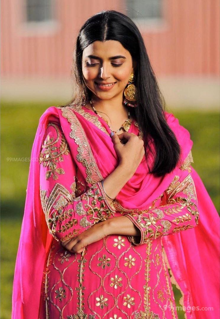 744x1080 Nimrat Khaira HD Wallpaper (Desktop Background / Android / iPhone) (1080p, 4k) (744x1080) (2021)