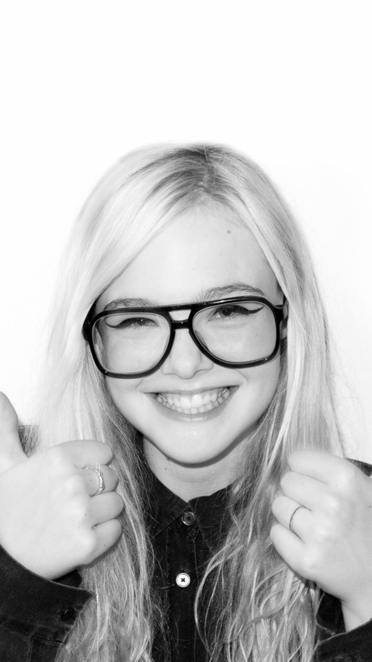 1242x2208 iPhone wallpaper. elle fanning thumbs up actress