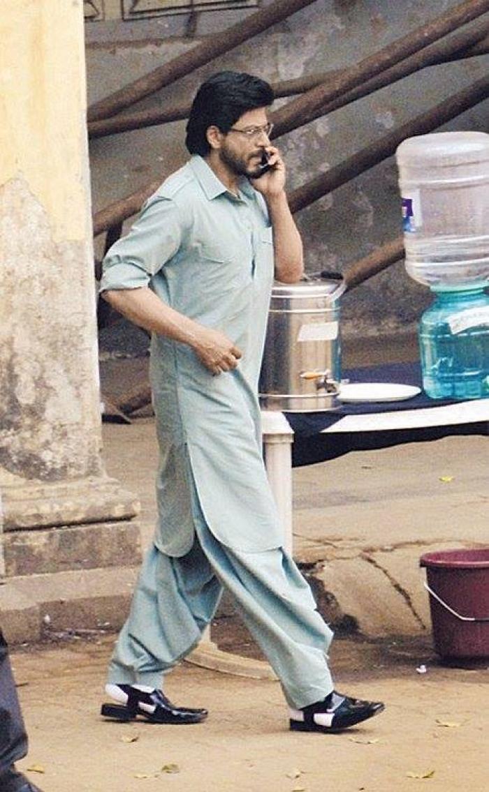 700x1135 Raees Bhai Shah Rukh Khan snapped on the film's set!