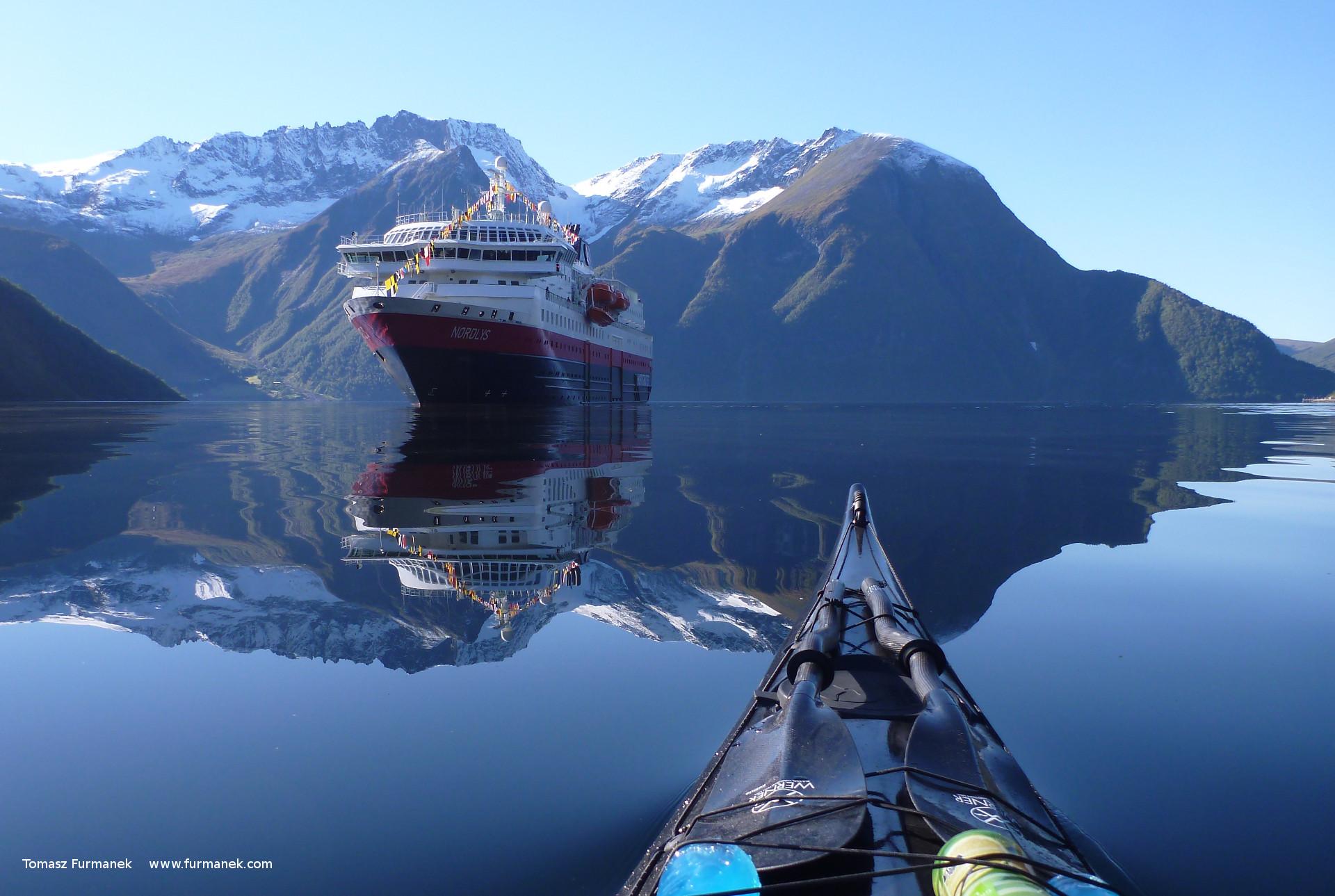 1920x1289 Kayak wallpaper
