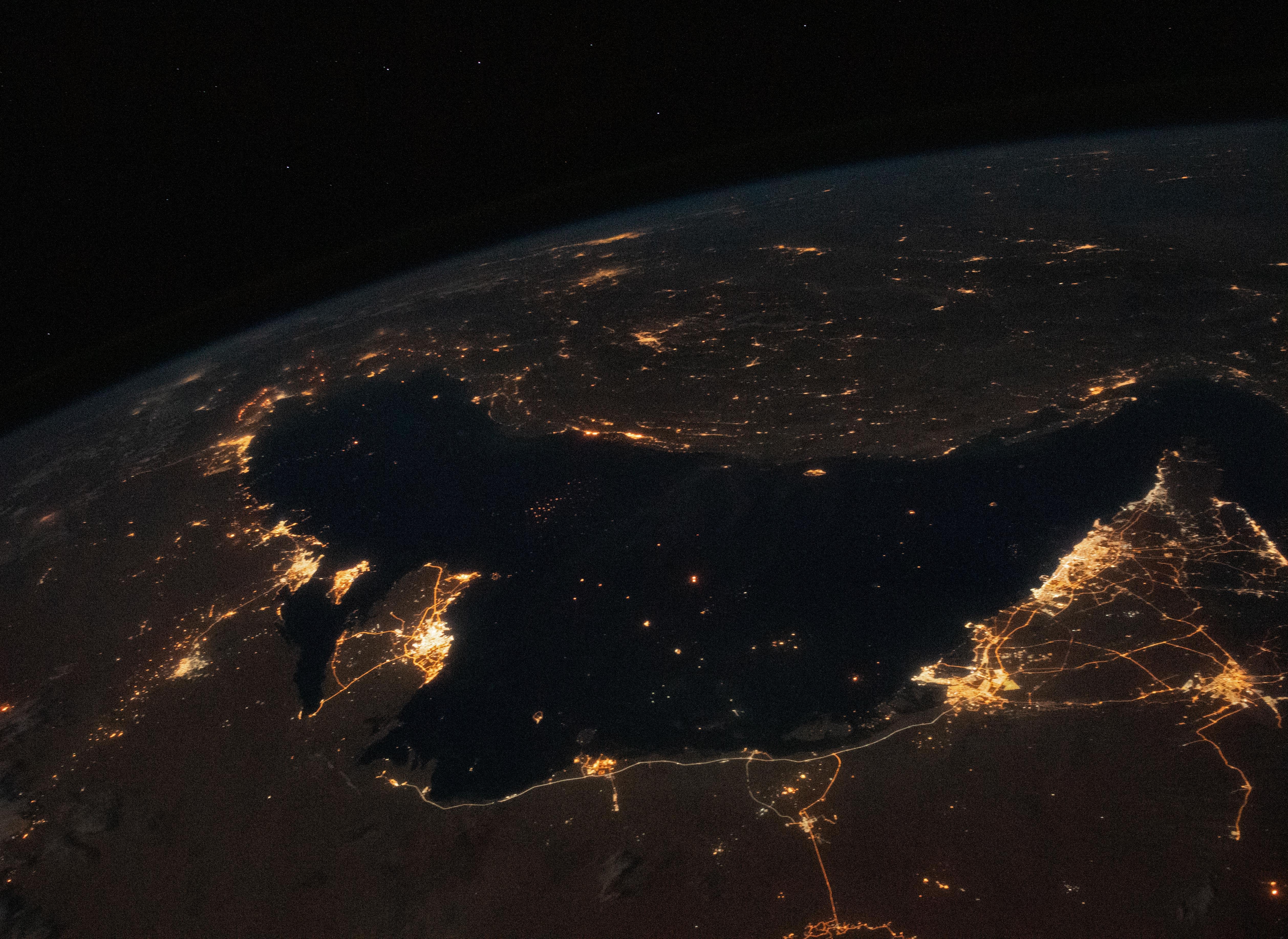 5032x3669 Bustling Persian Gulf