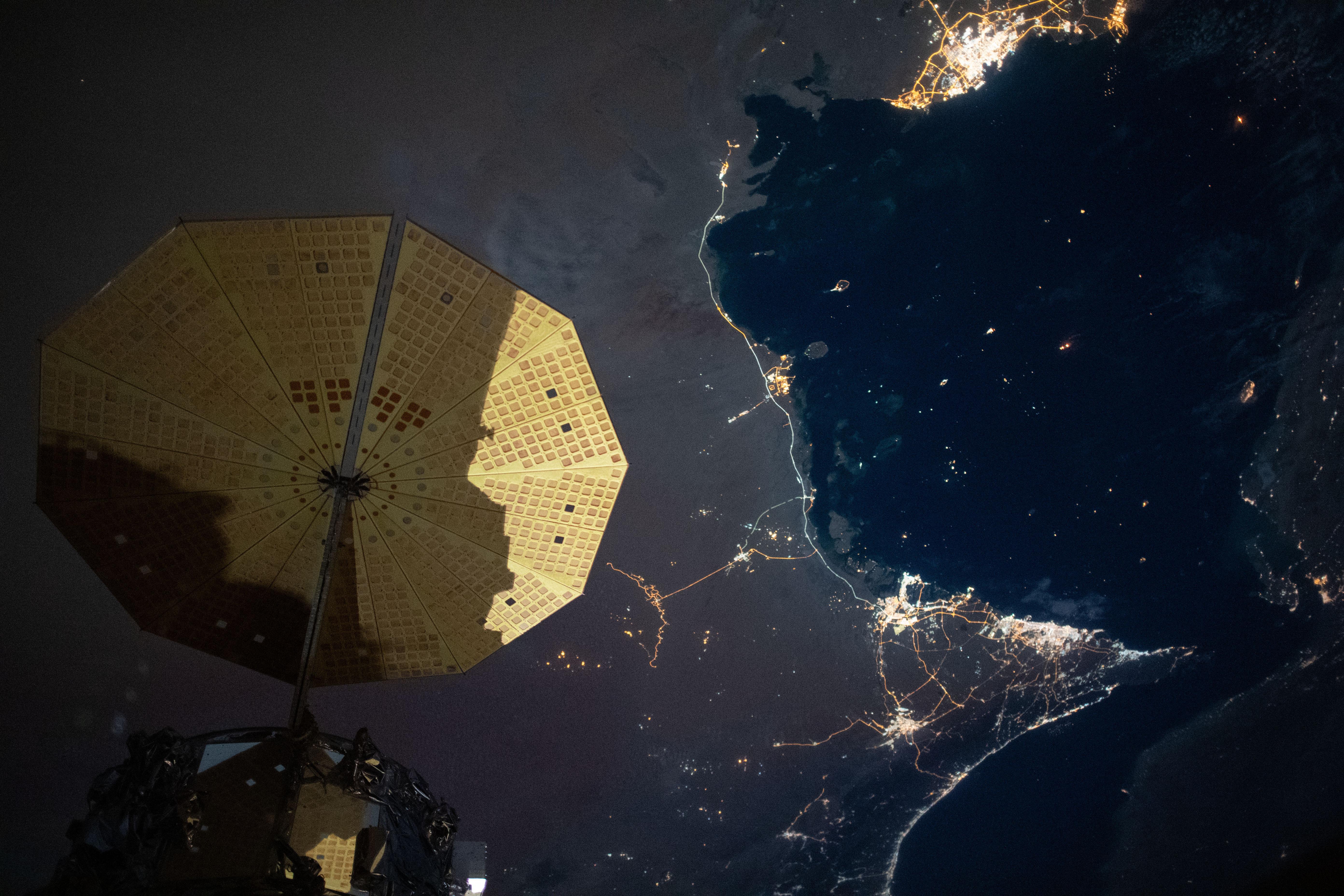 5568x3712 City lights on the Persian Gulf. The Planetary Society